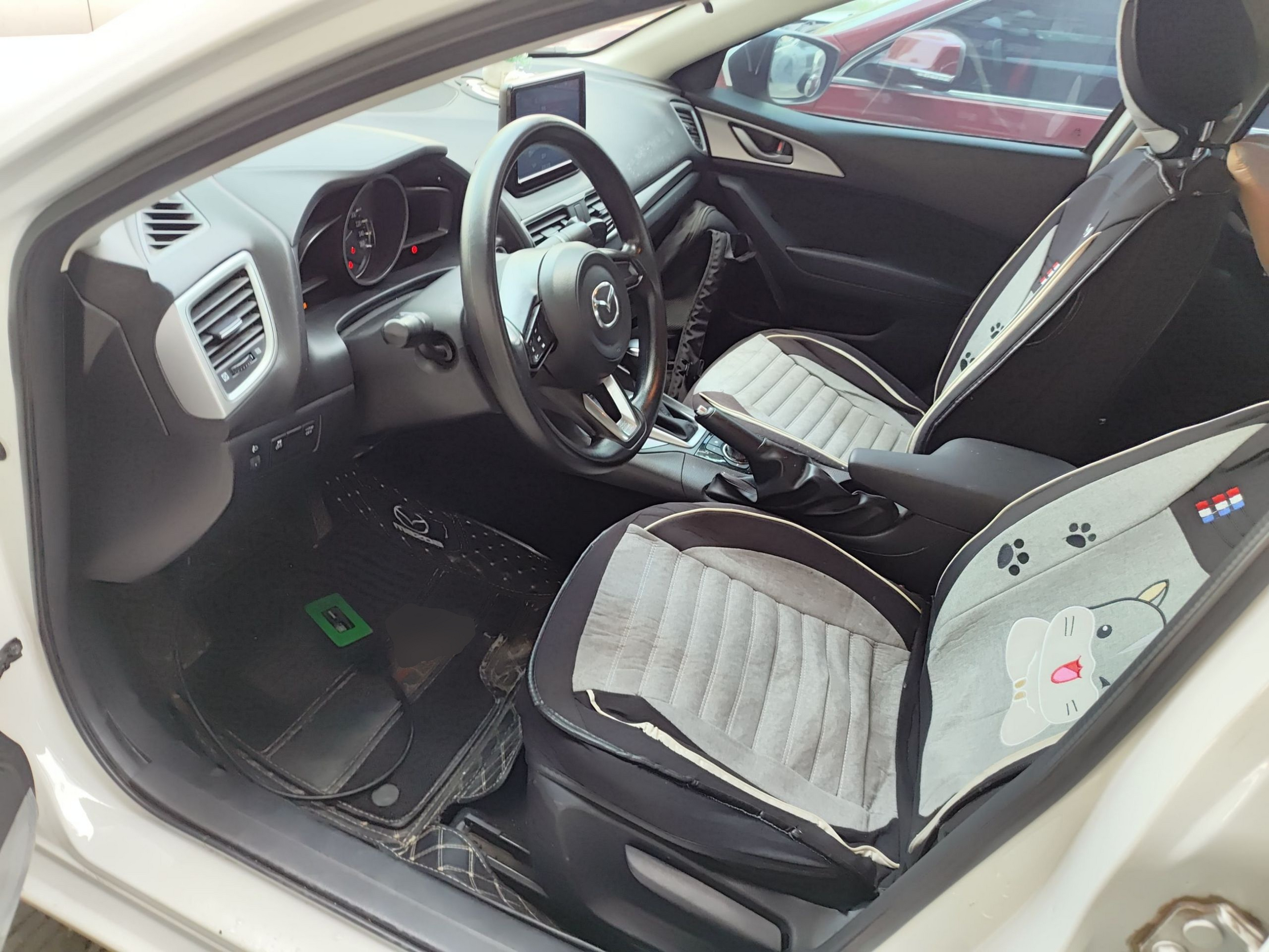 Переднее сиденье в автомобиле