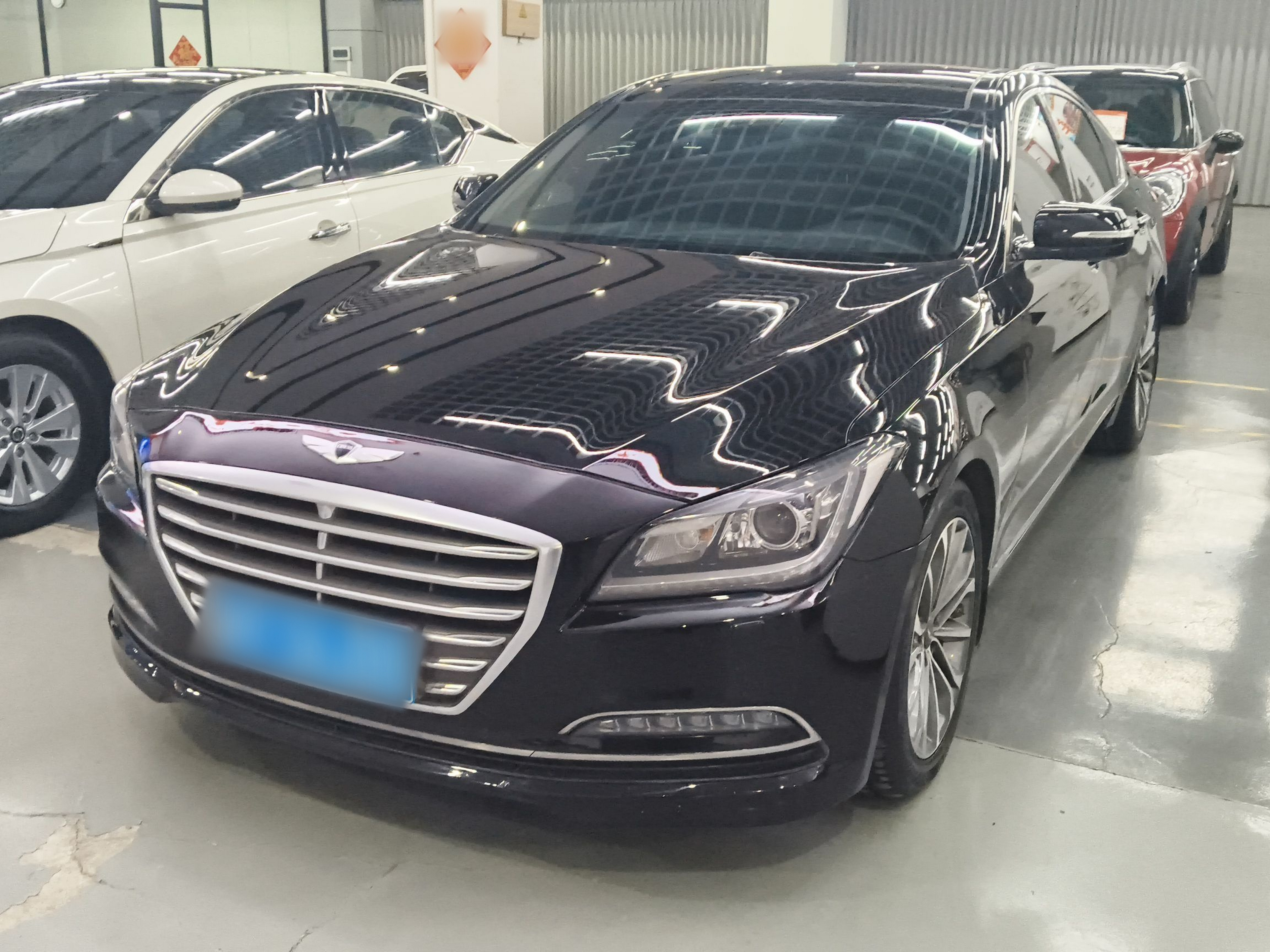 تحت مقدمة السيارة