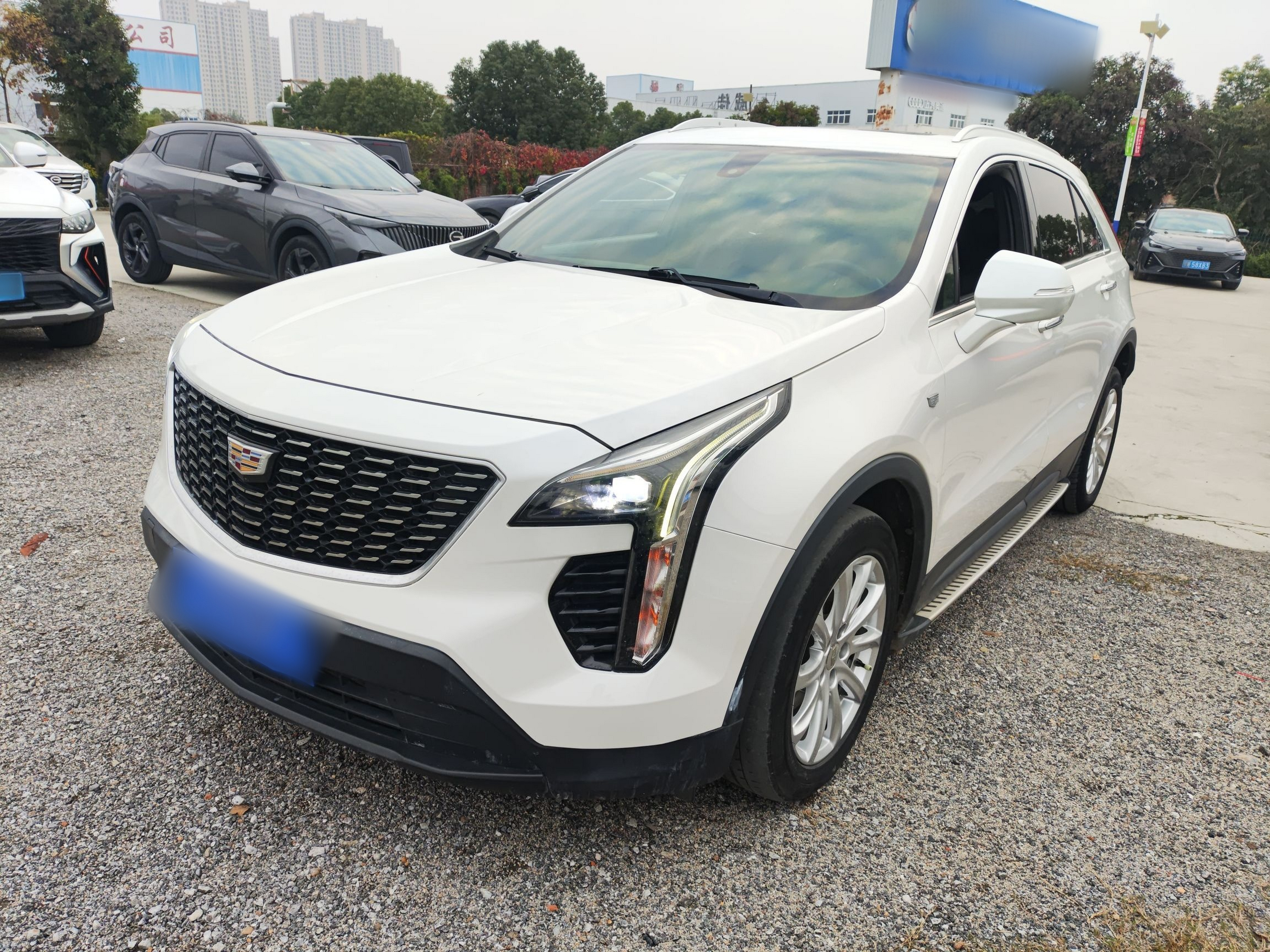 Под передней частью автомобиля