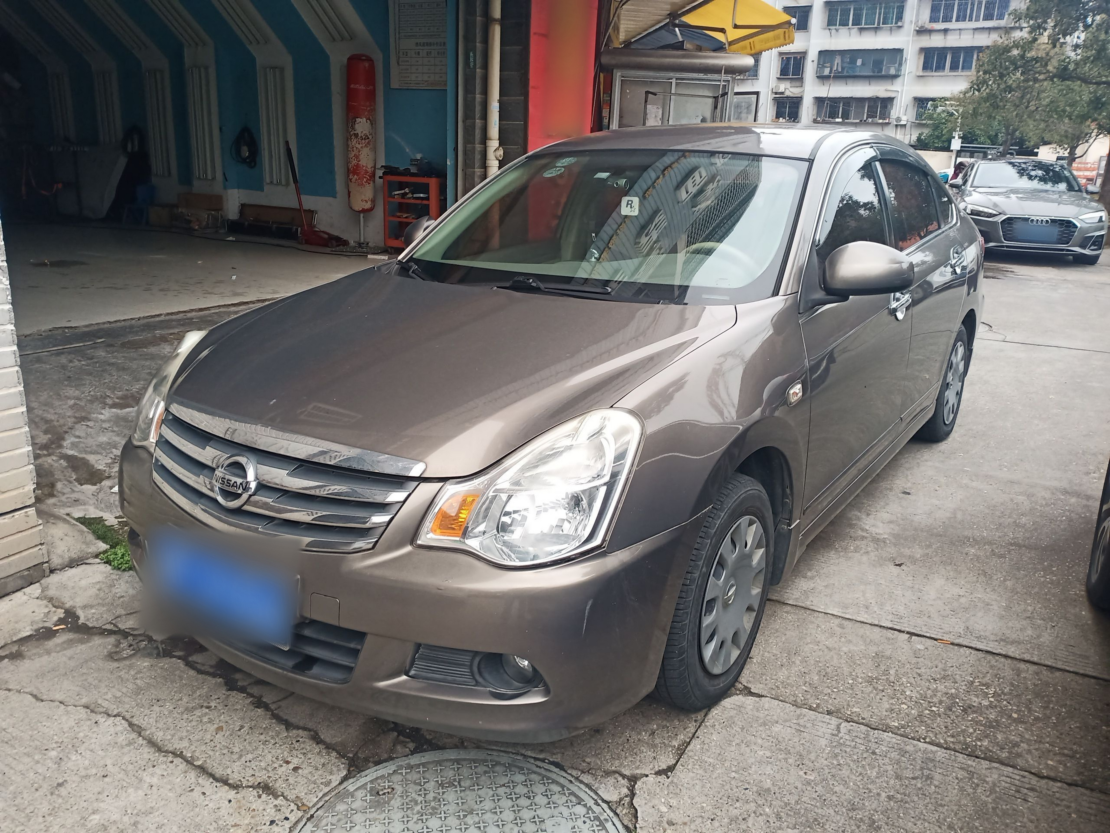 تحت مقدمة السيارة