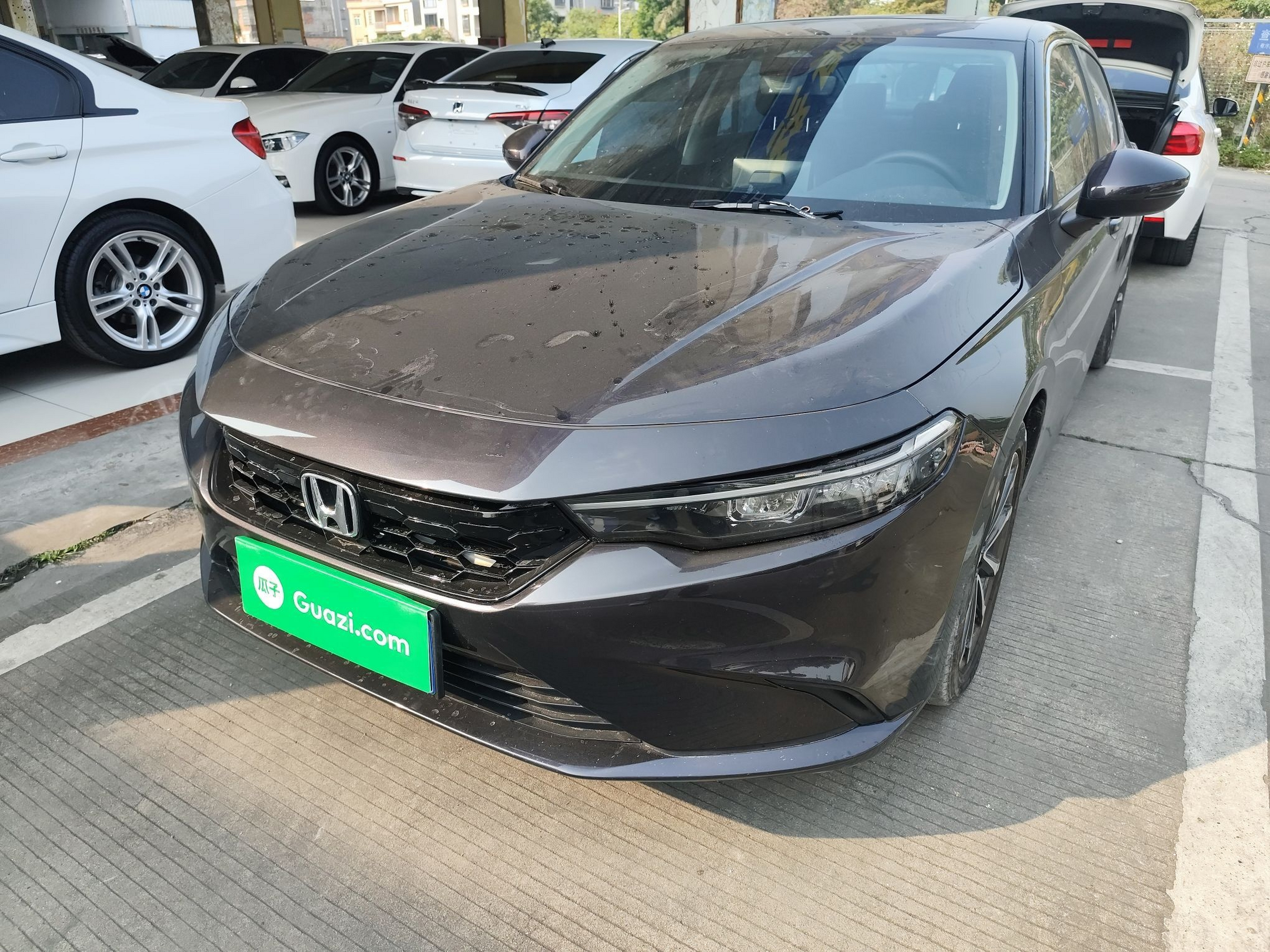 Под передней частью автомобиля