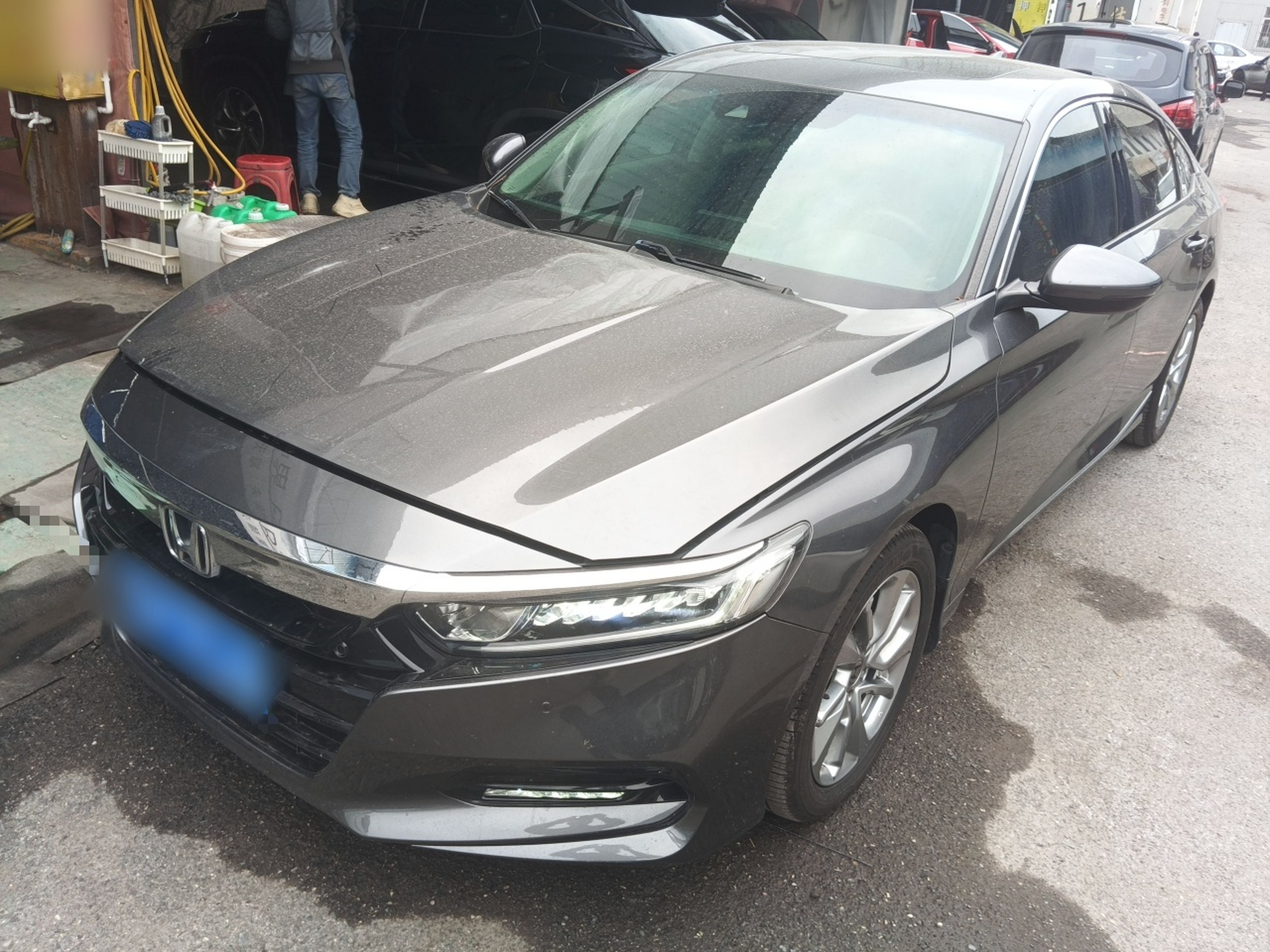 تحت مقدمة السيارة