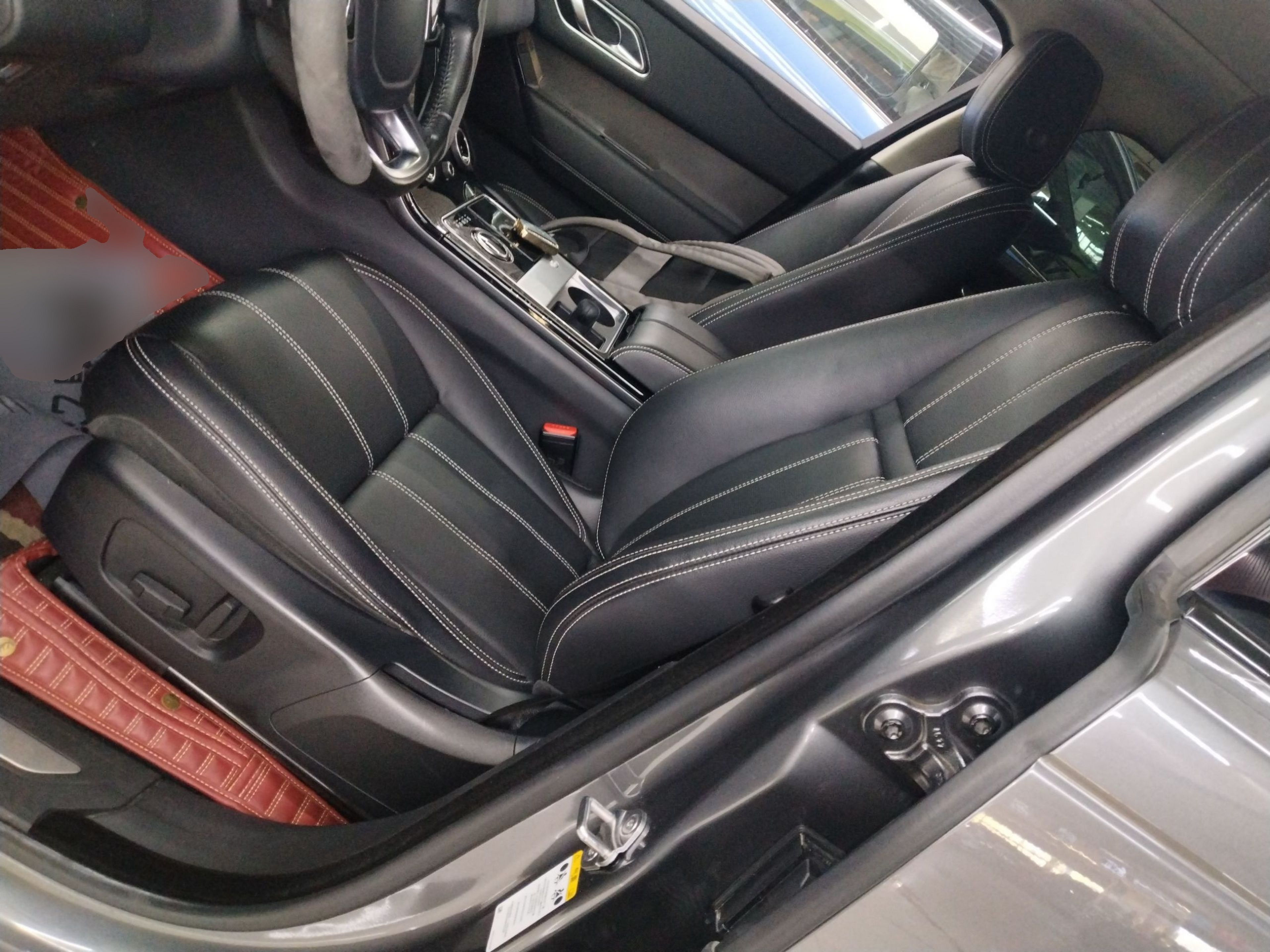 Переднее сиденье в автомобиле