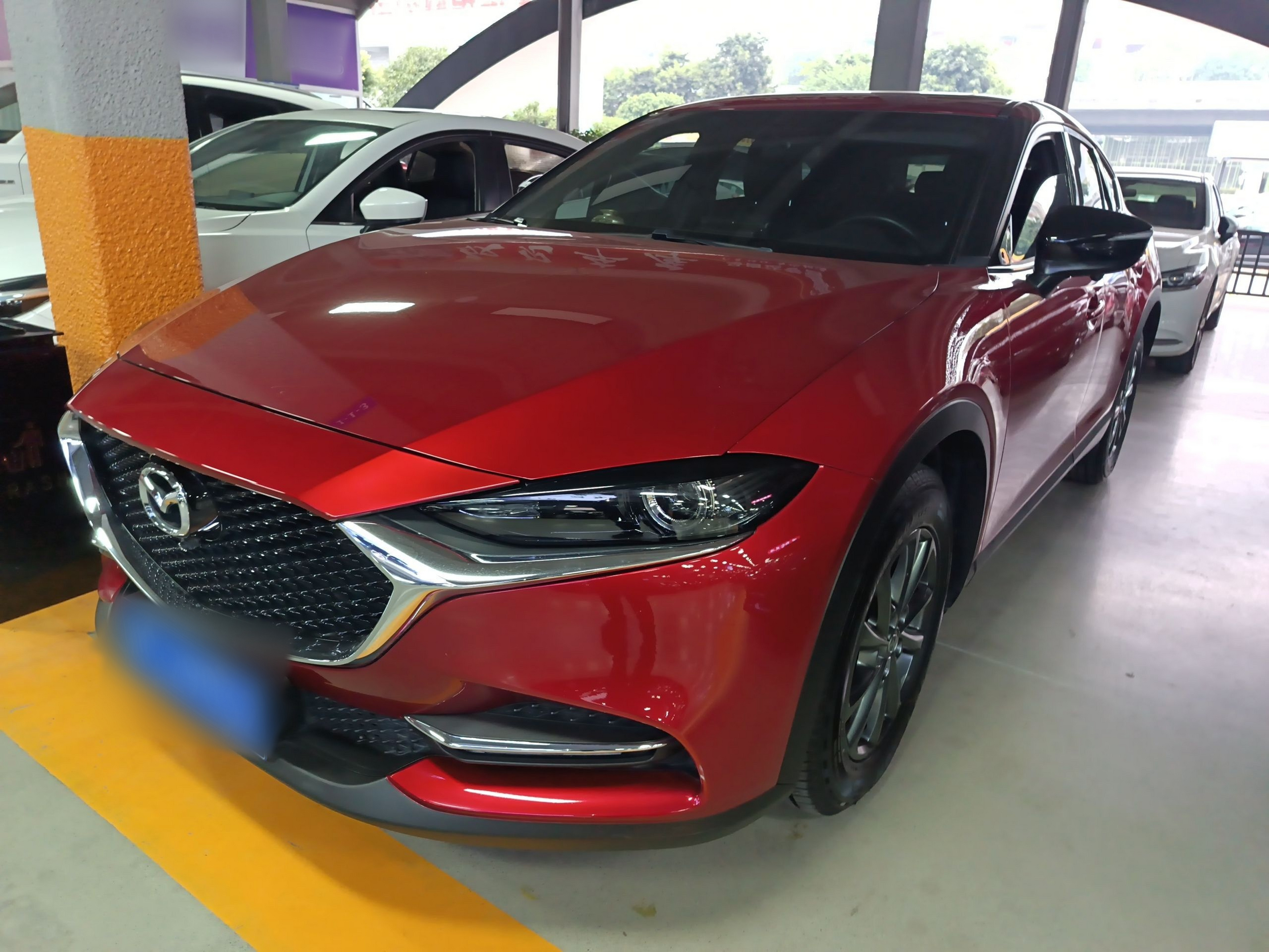 Под передней частью автомобиля