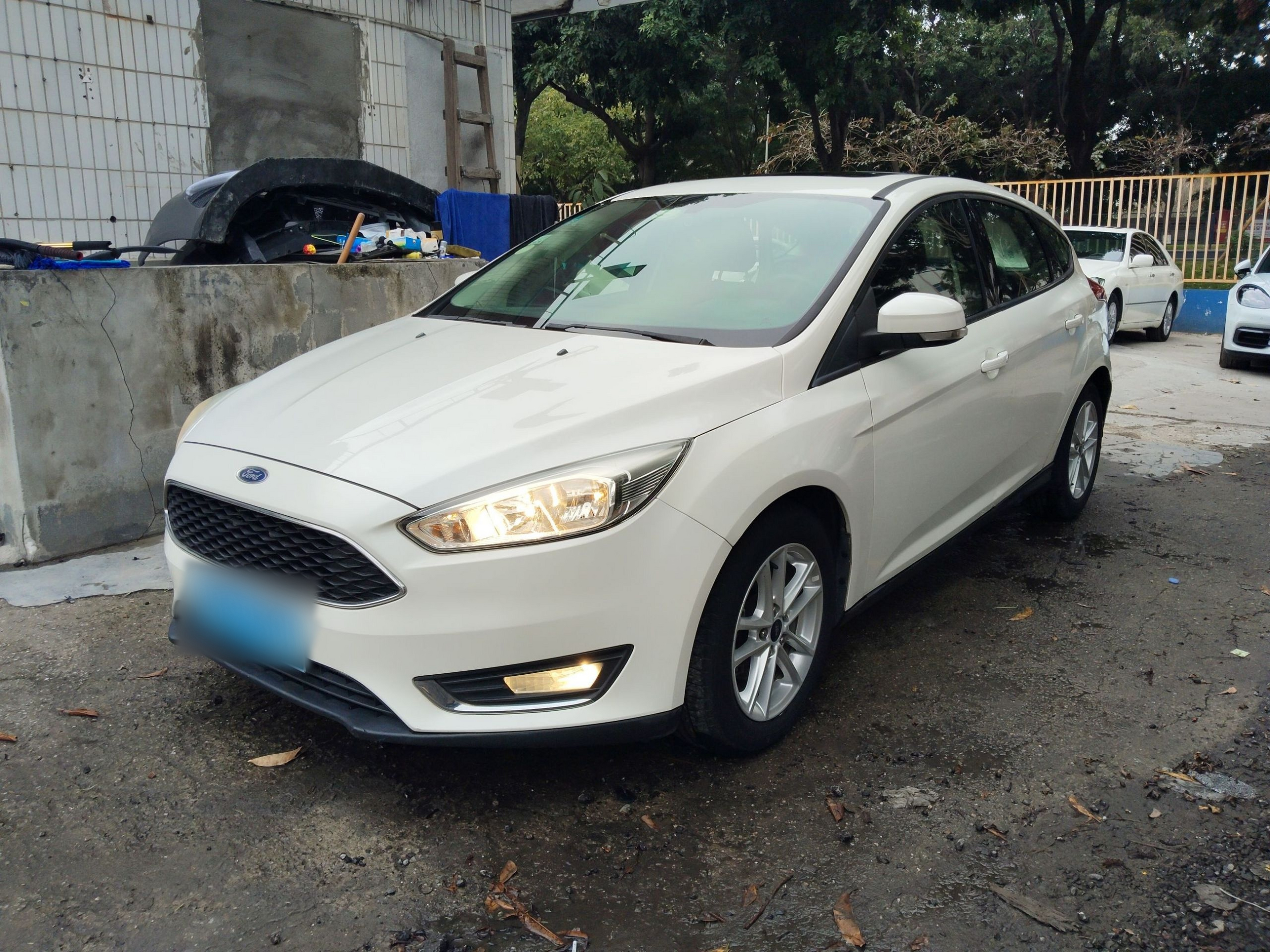 تحت مقدمة السيارة