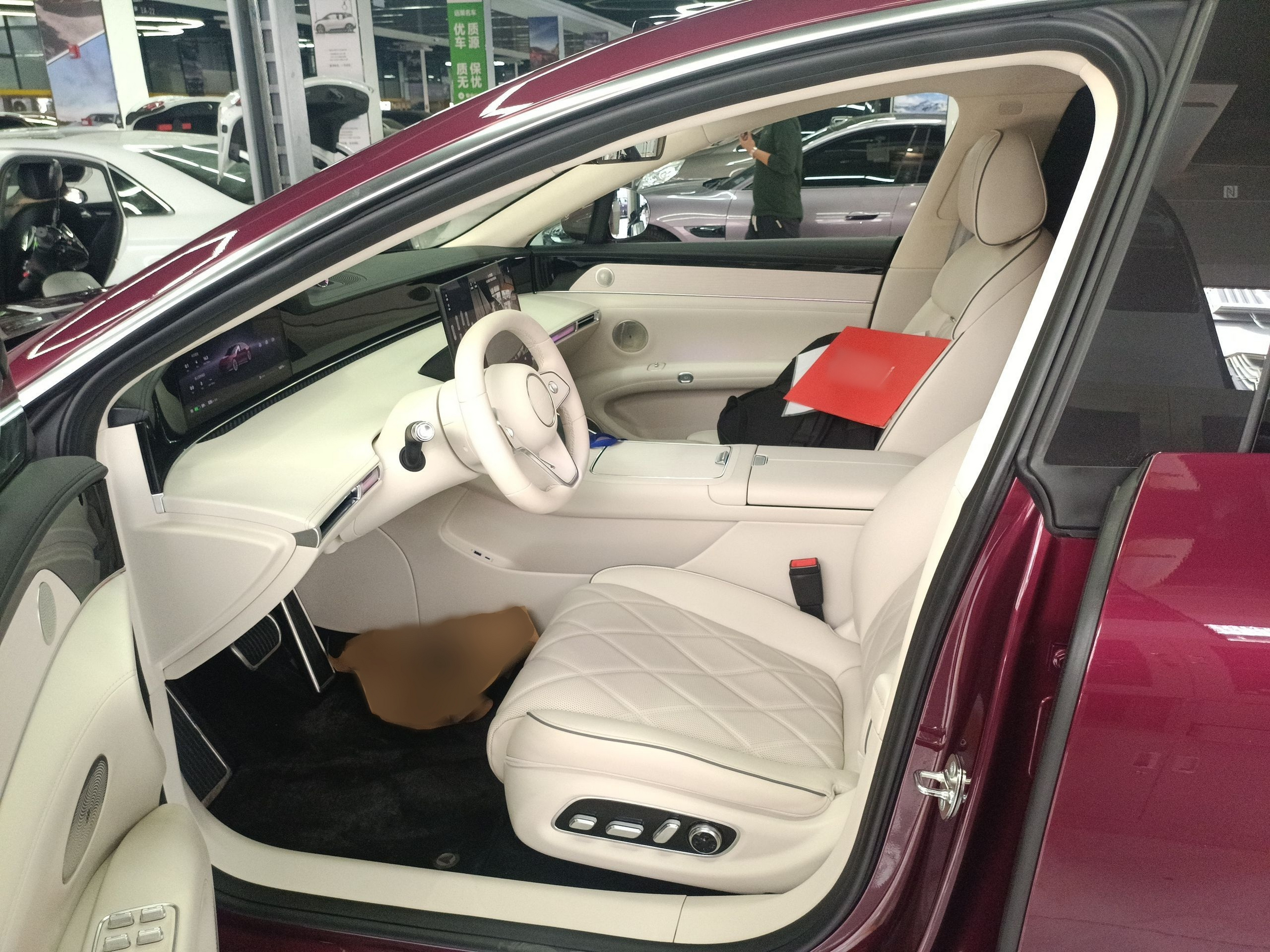 المقاعد الأمامية داخل السيارة