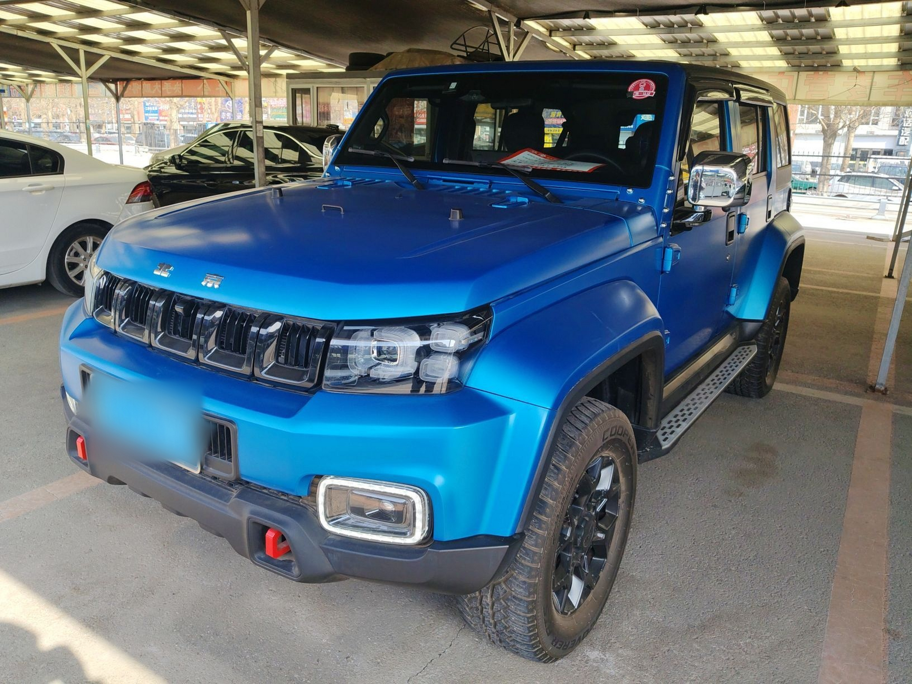 تحت مقدمة السيارة