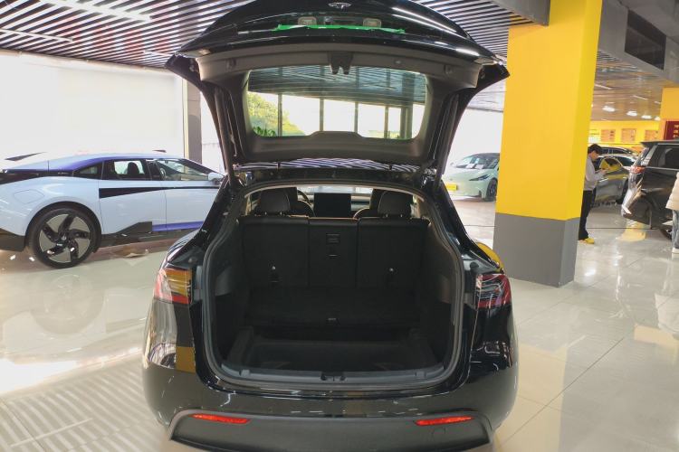 Used Tesla Model Y 2023 Long-Range All-Wheel-Drive Version
