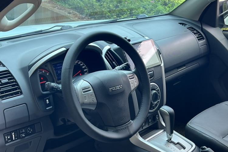 Used Isuzu mu-X 2015 2.5T Four-Wheel Drive Automatic Luxury 7-Seater
