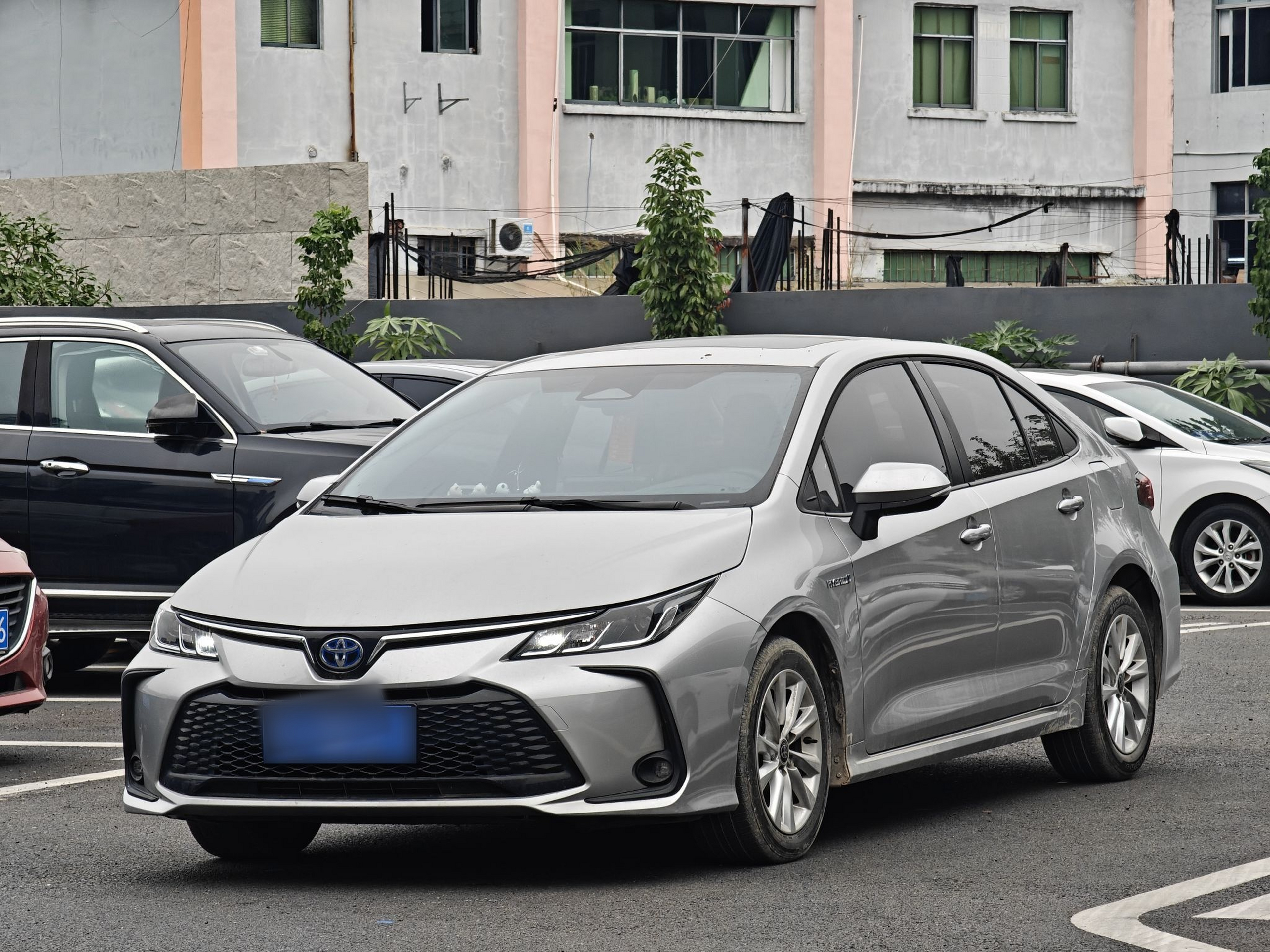 Под передней частью автомобиля