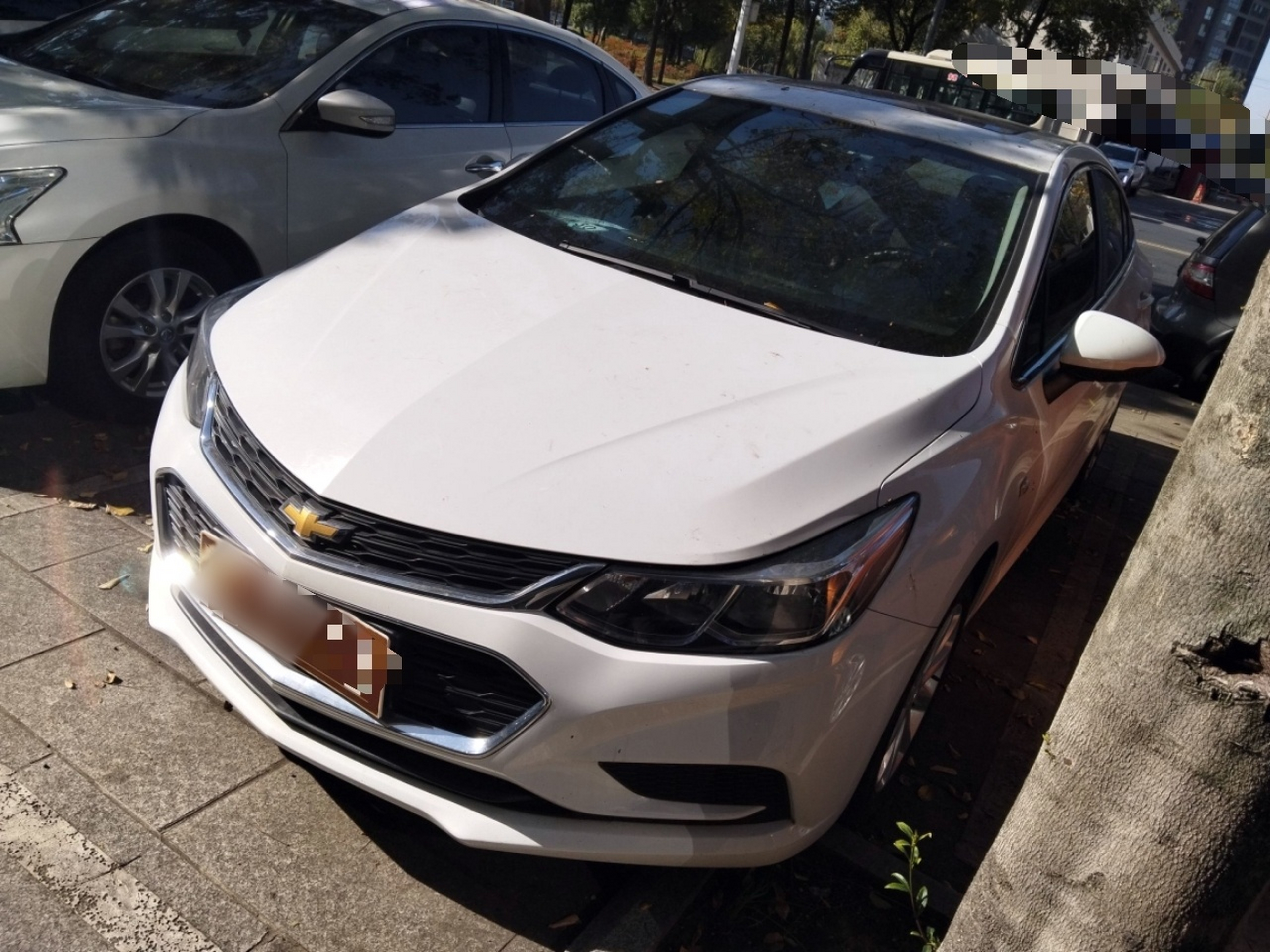 Под передней частью автомобиля