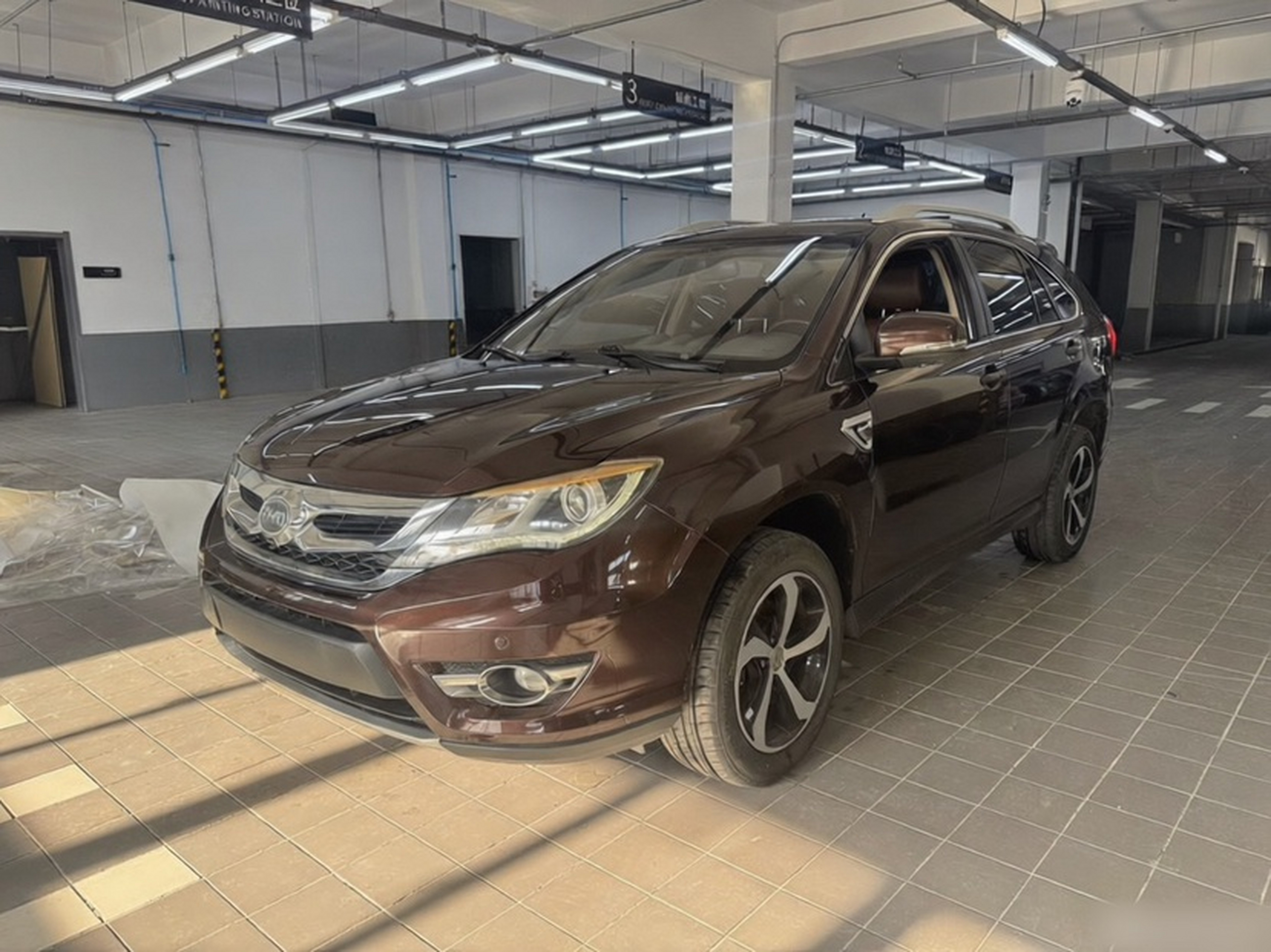 Под передней частью автомобиля