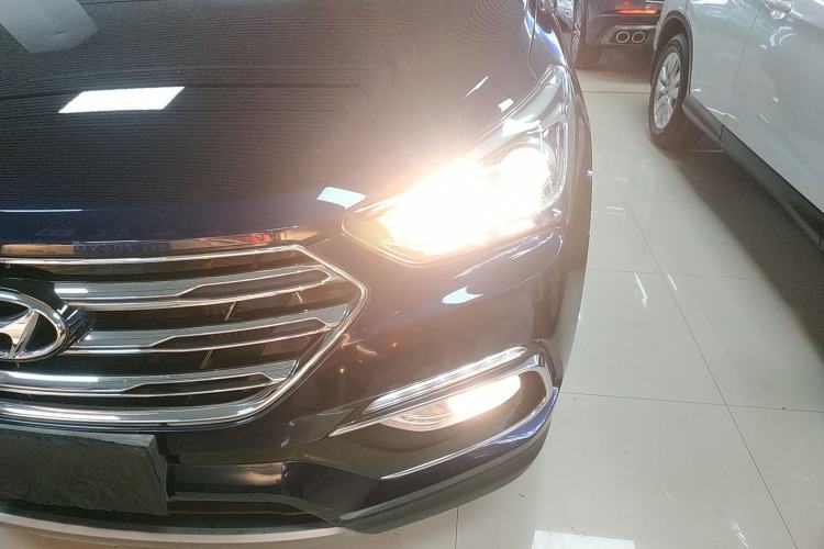 Used Hyundai Santa Fe 2017 2.0T Automatic Two-Wheel Drive Smart Version 7 Seats