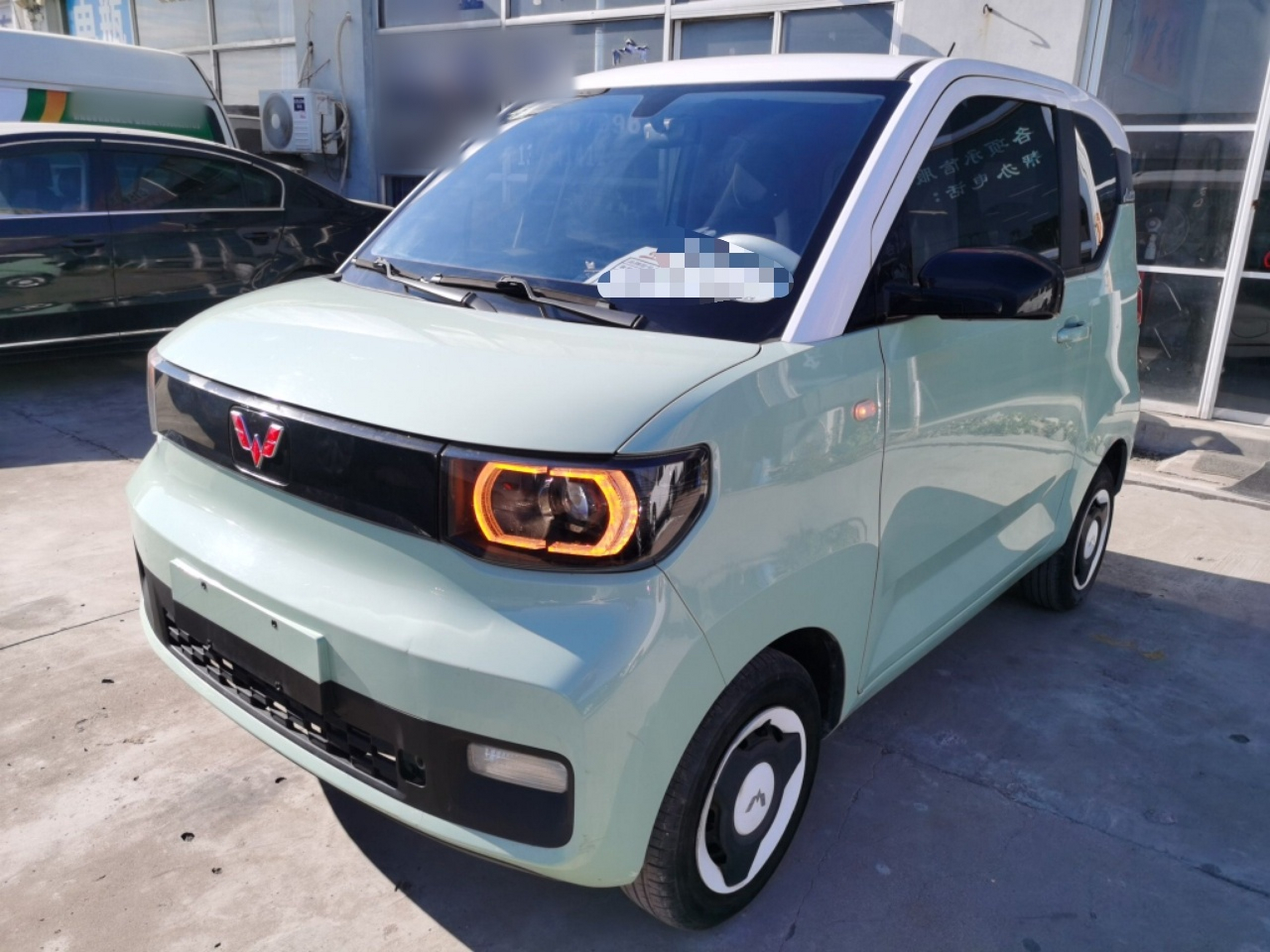 تحت مقدمة السيارة