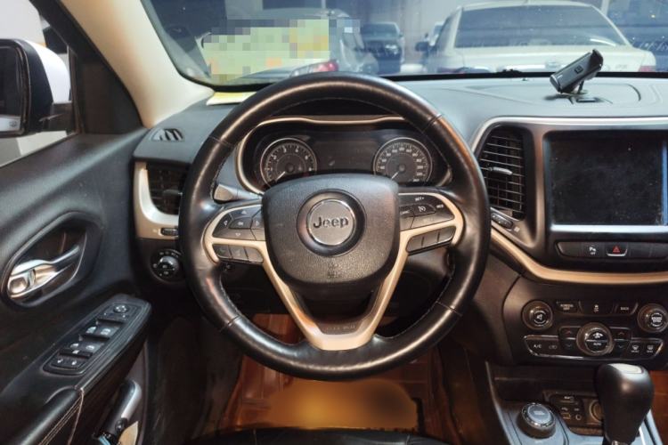 Used  Cherokee 2014 2.4L Luxury Edition