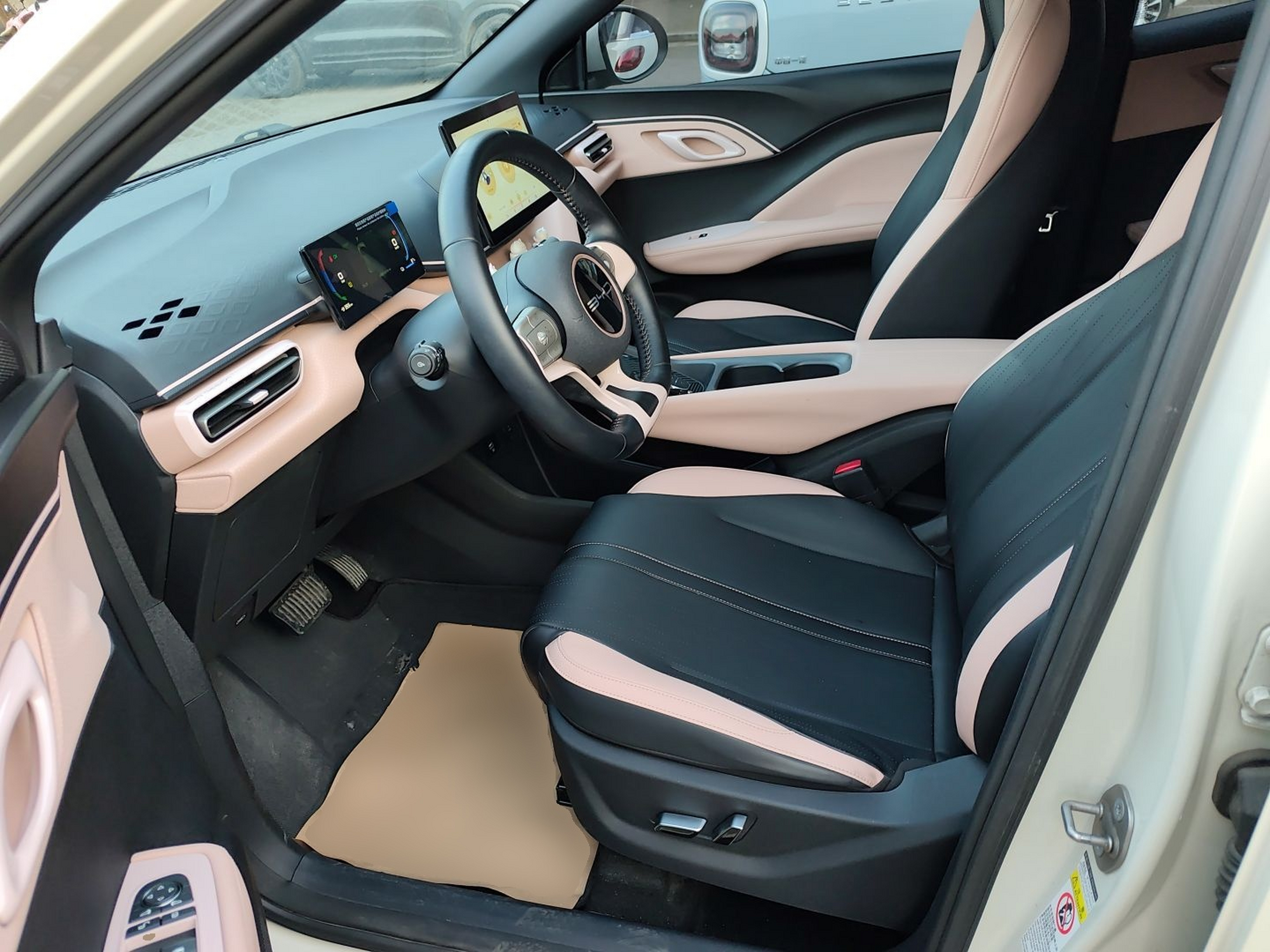 Переднее сиденье в автомобиле