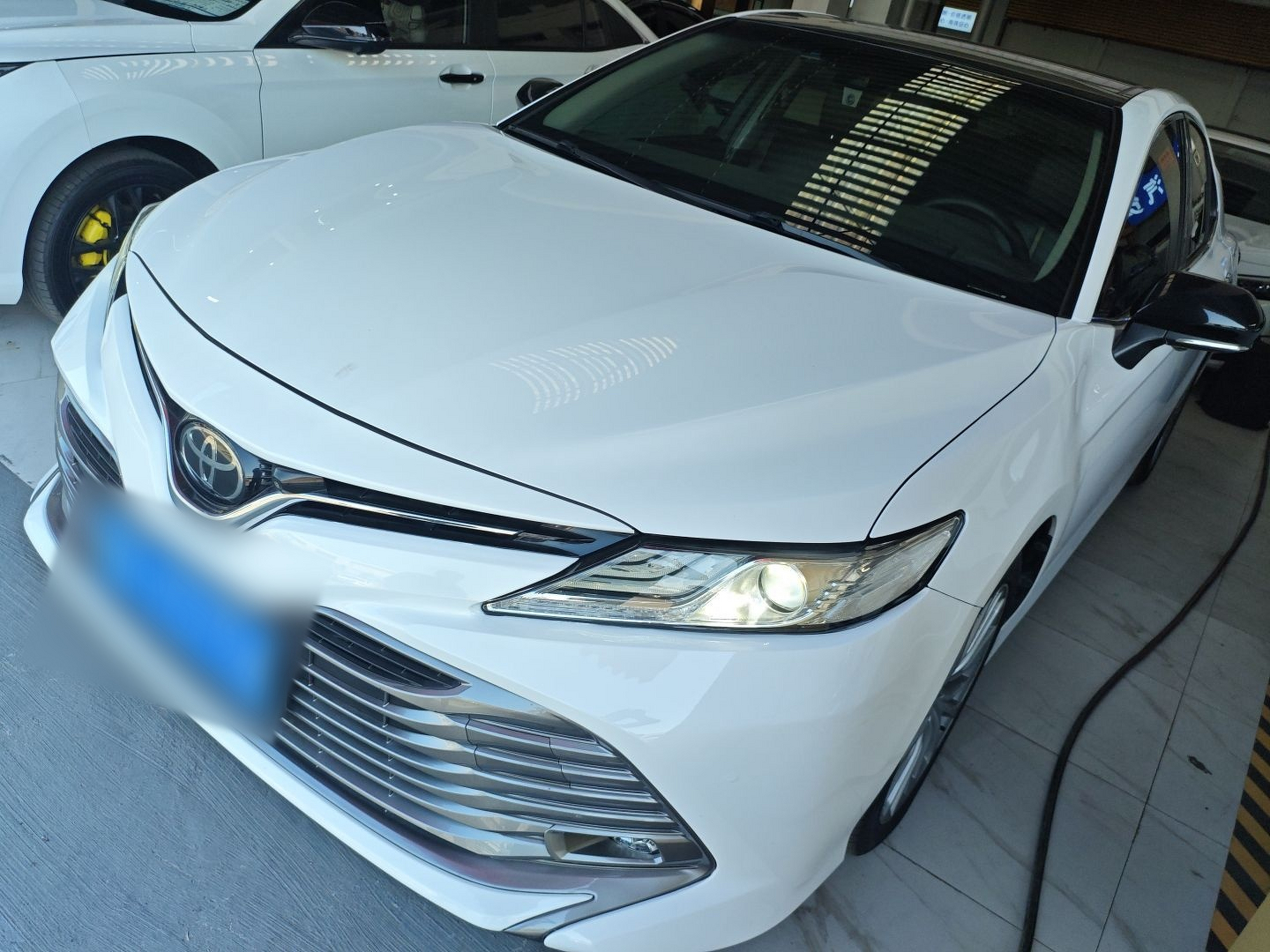 تحت مقدمة السيارة