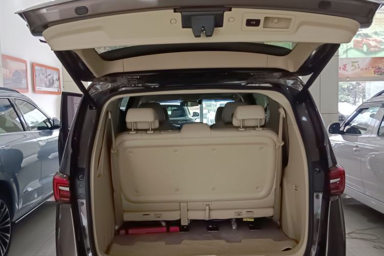 Used Buick GL8 2023 Facelifted Land Cruiser Executive Luxury Version
