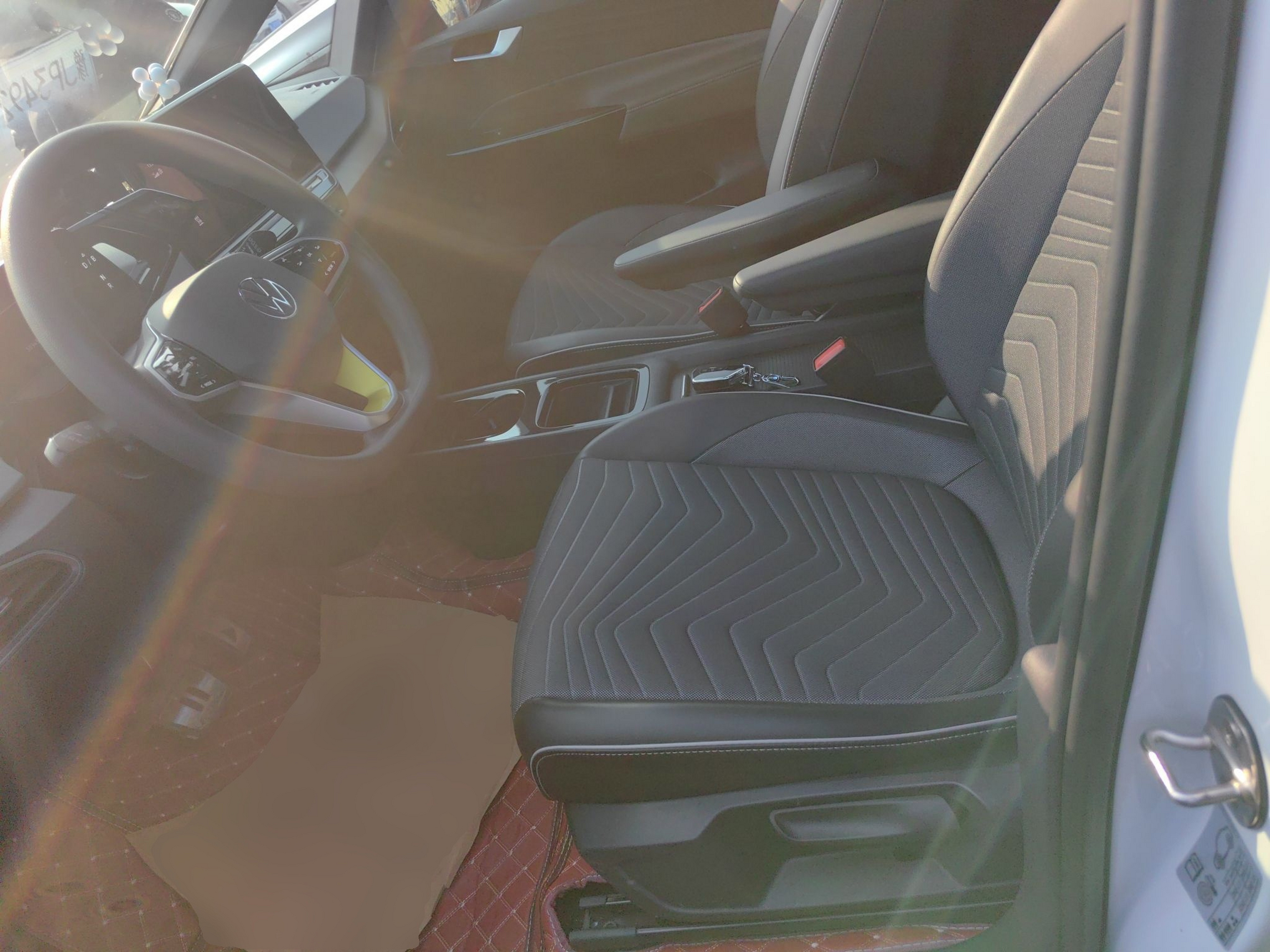 المقاعد الأمامية داخل السيارة