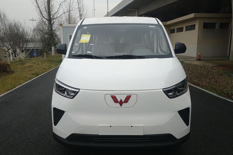 Used Wuling Yangguang 2024 300KM Comfort Version Passenger Van 75kW