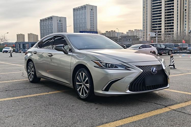 Used Lexus ES 2020 300h Premier Edition
