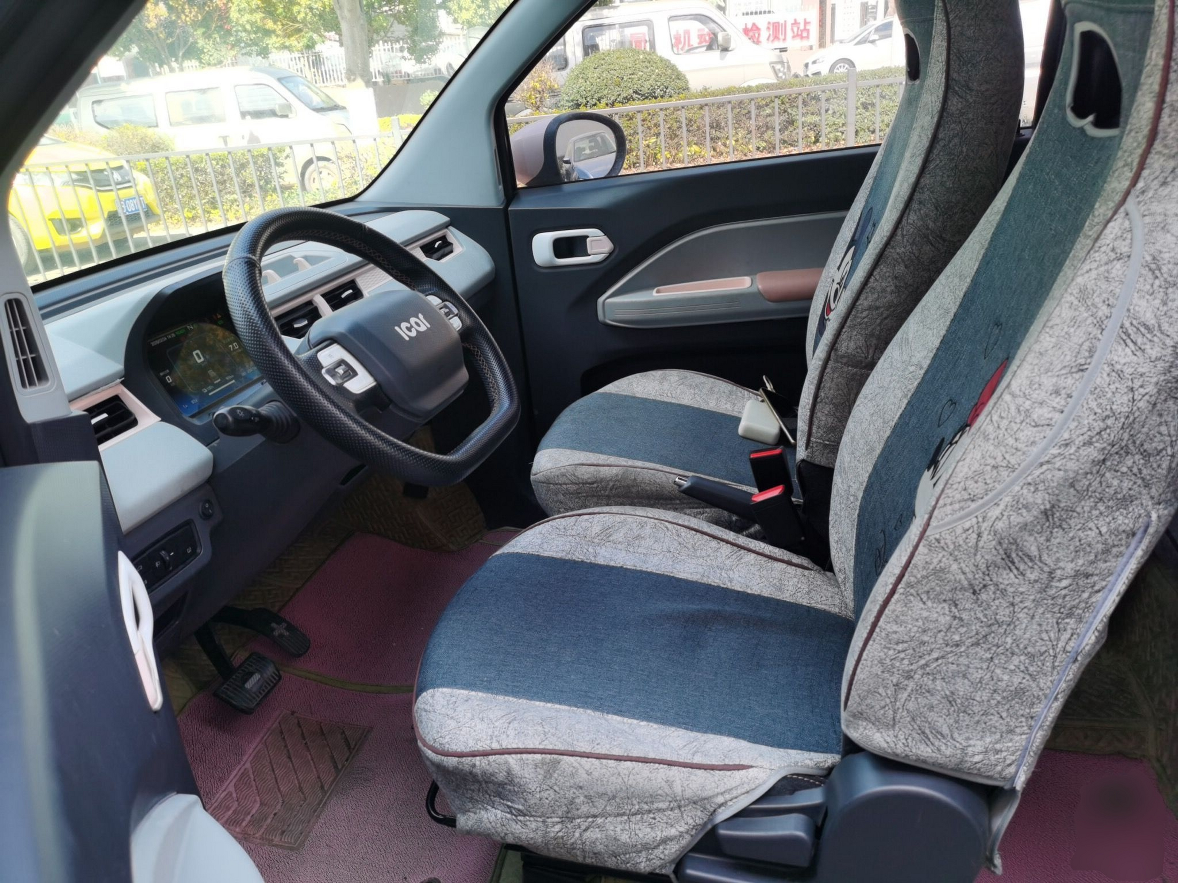 المقاعد الأمامية داخل السيارة