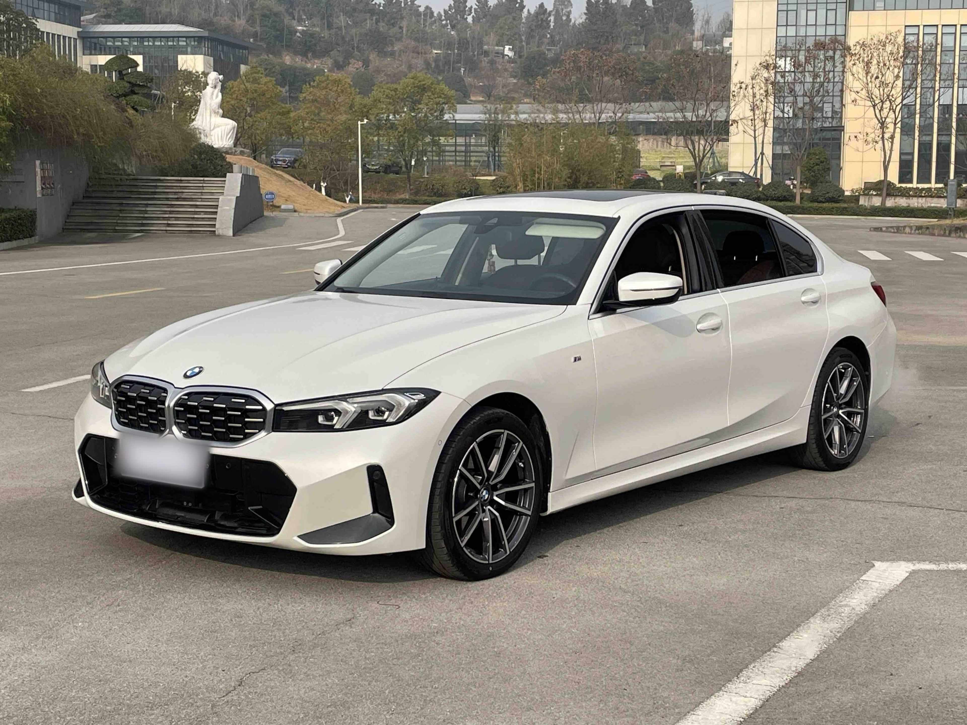 Под передней частью автомобиля