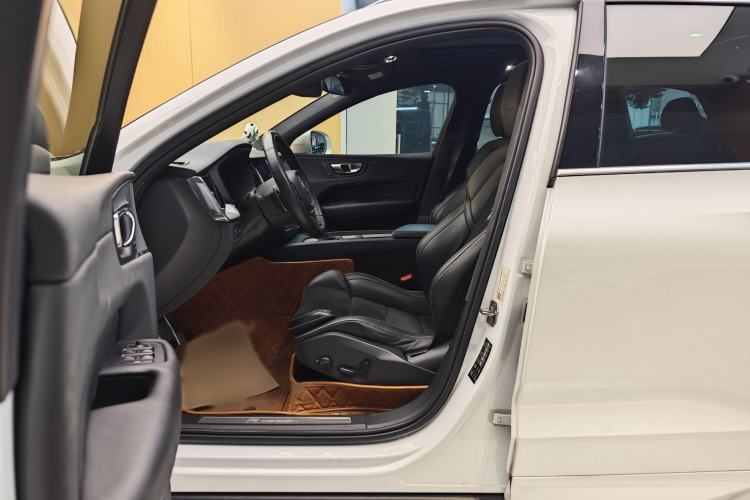 Used Volvo XC60 2019 T5 4x4 Smart & Dynamic Sport Edition China VI Standard