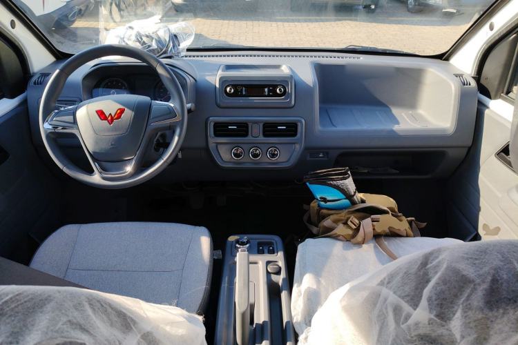 Used Wuling Yangguang 2024 300KM Comfort Version Passenger Van 75kW