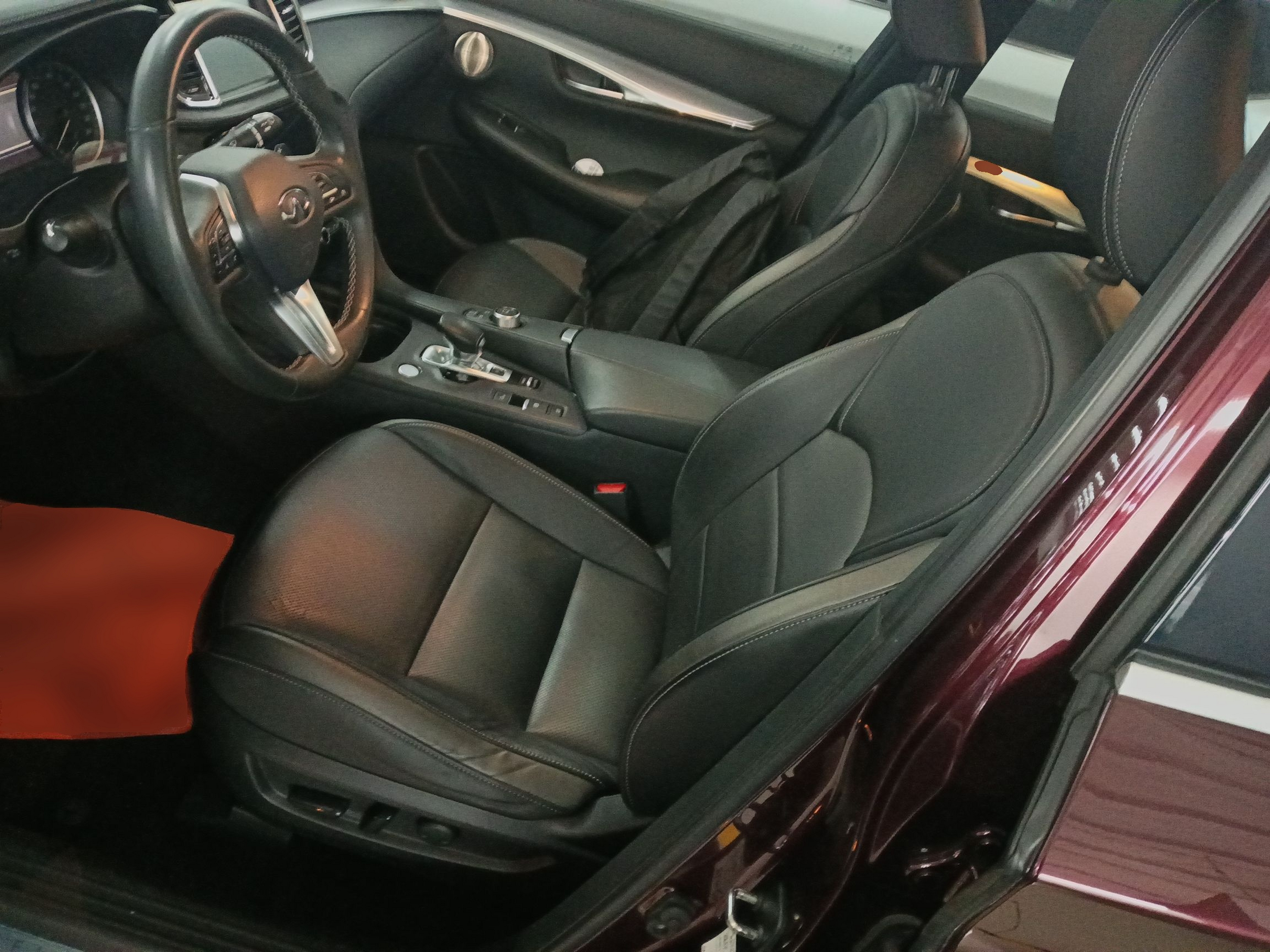 المقاعد الأمامية داخل السيارة