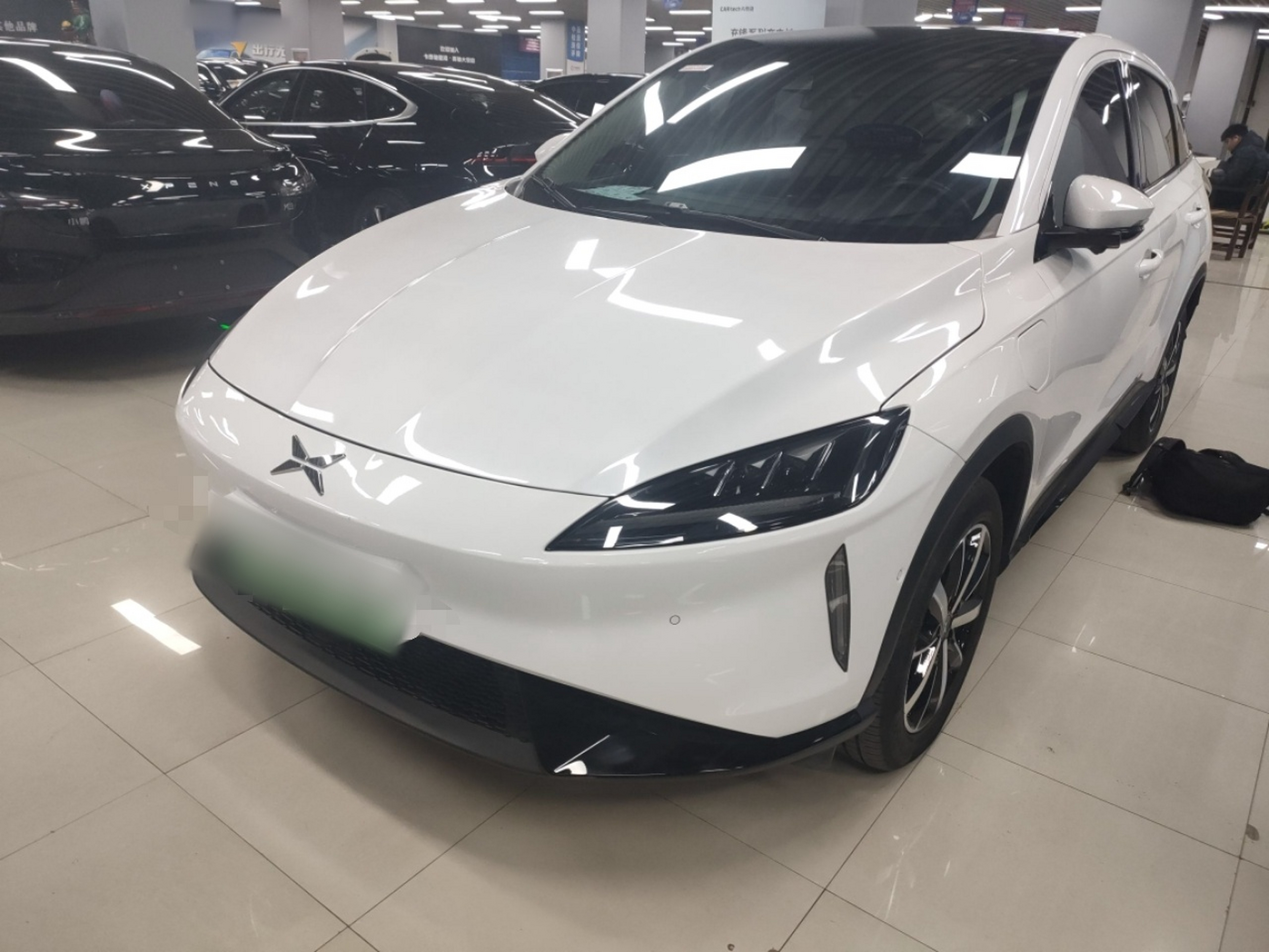 Под передней частью автомобиля