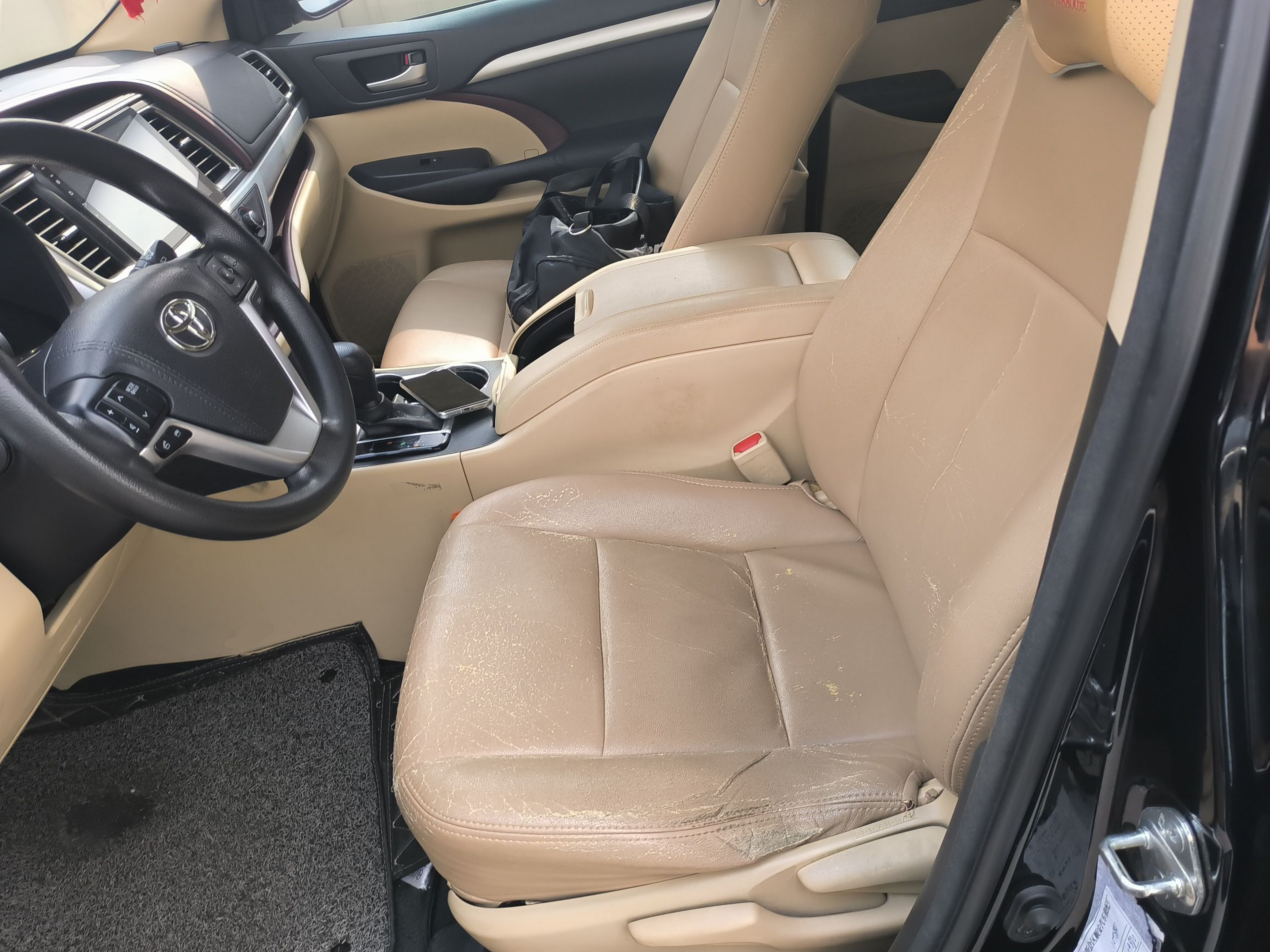 المقاعد الأمامية داخل السيارة