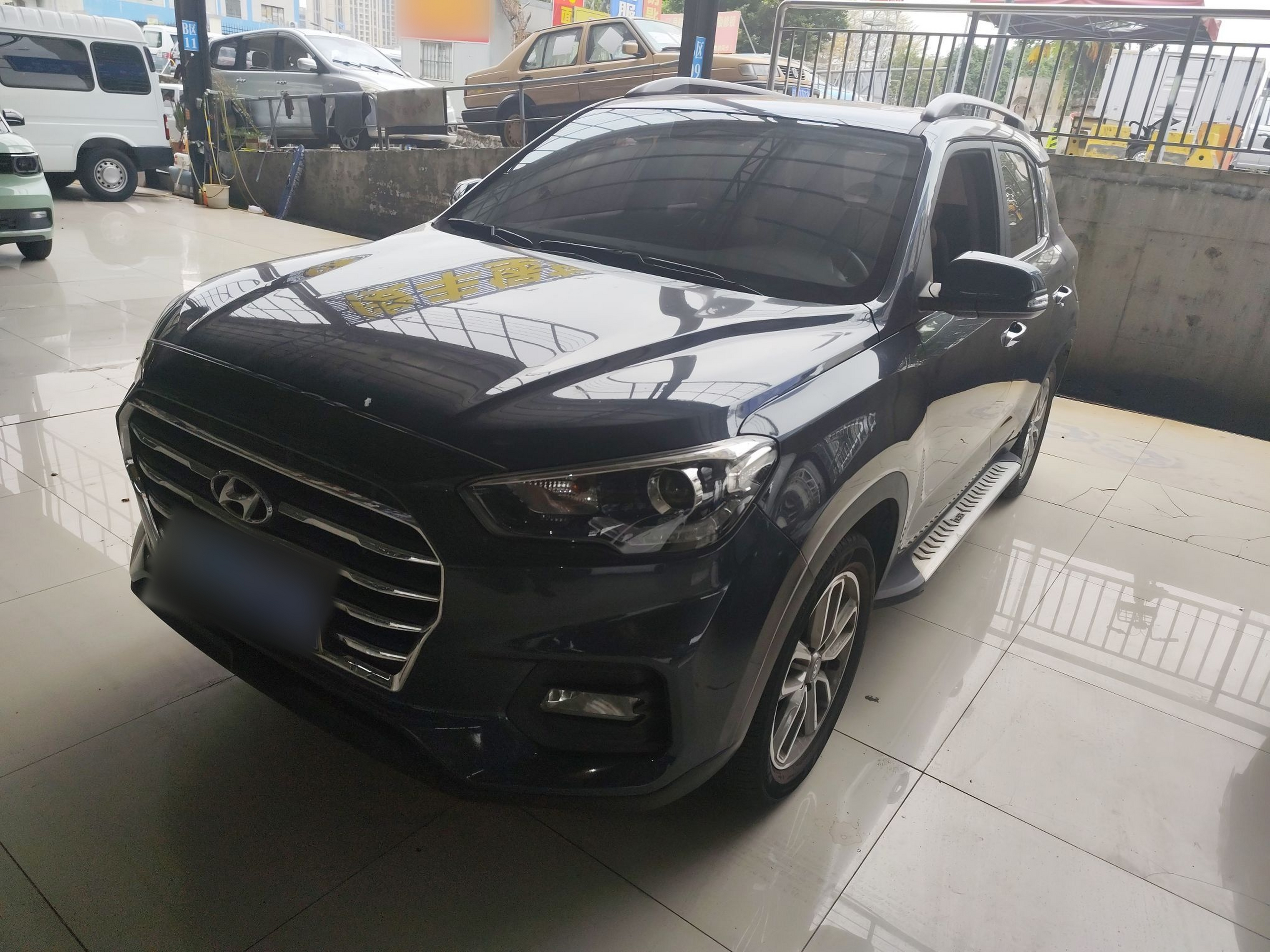 تحت مقدمة السيارة