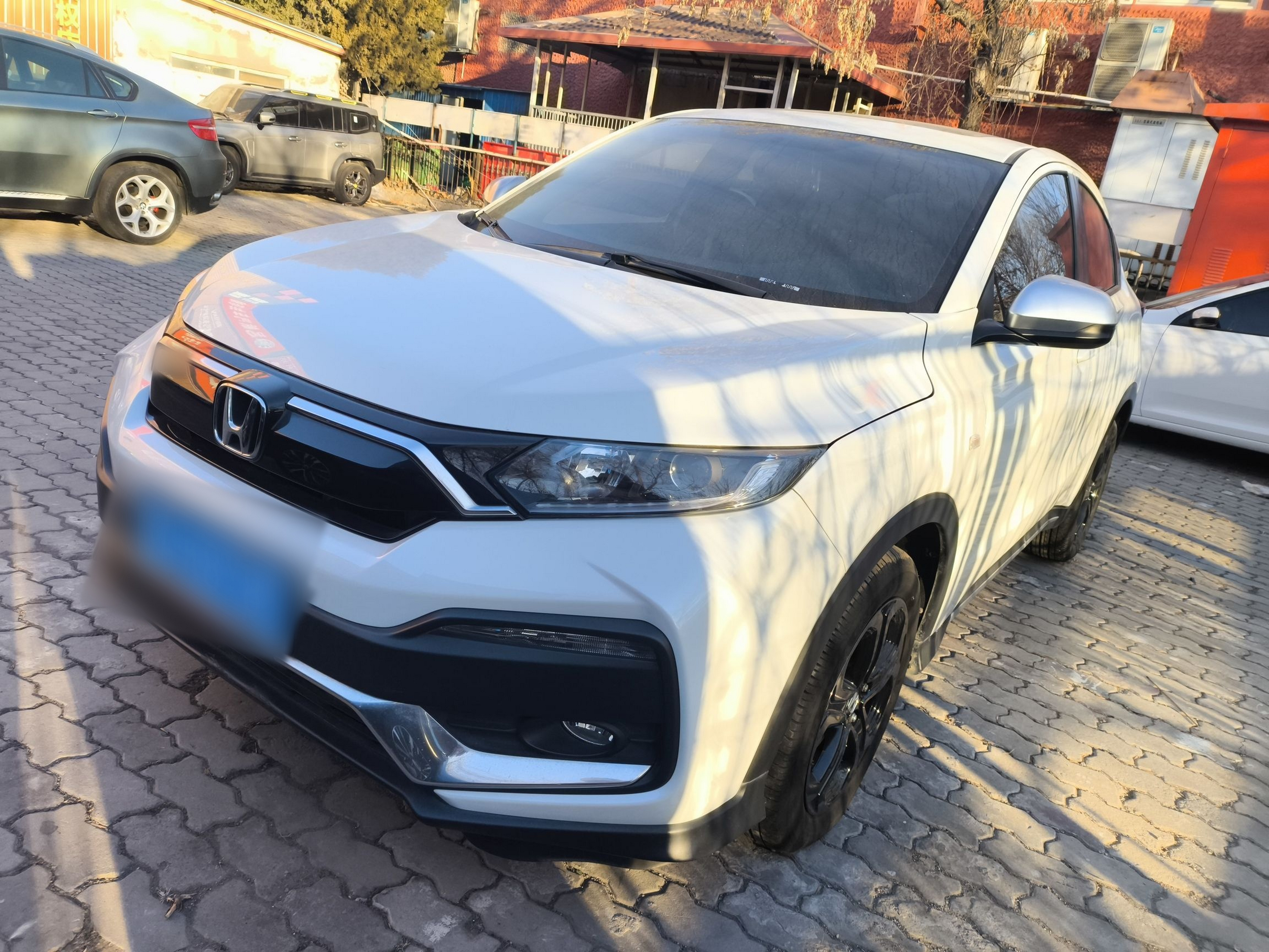 Под передней частью автомобиля