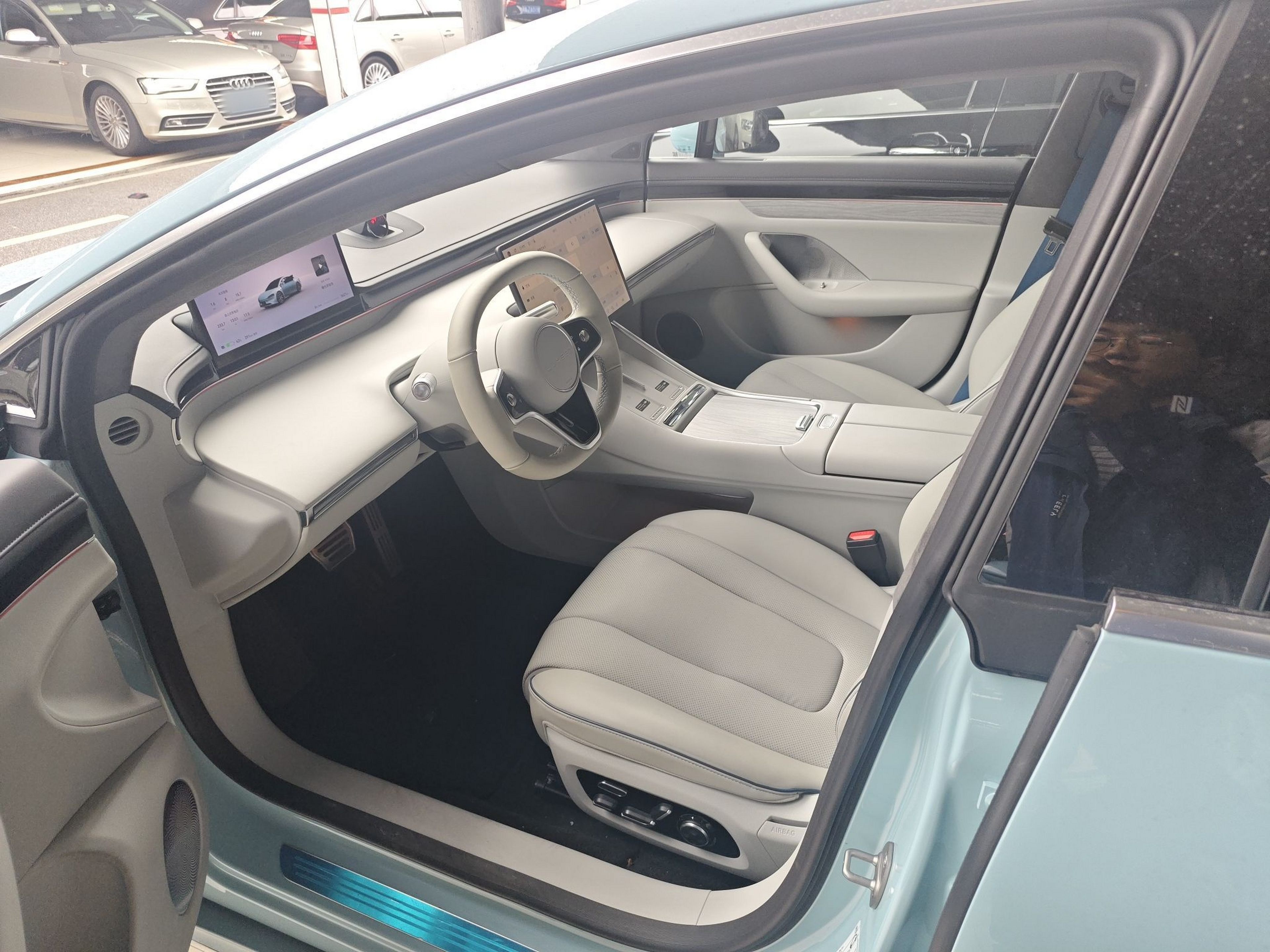 Переднее сиденье в автомобиле