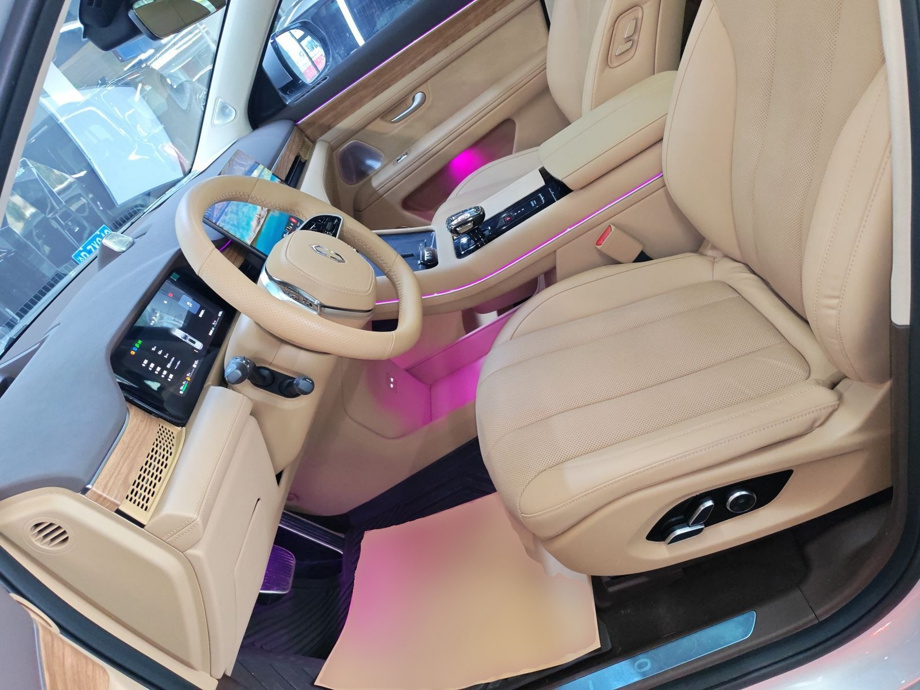 المقاعد الأمامية داخل السيارة