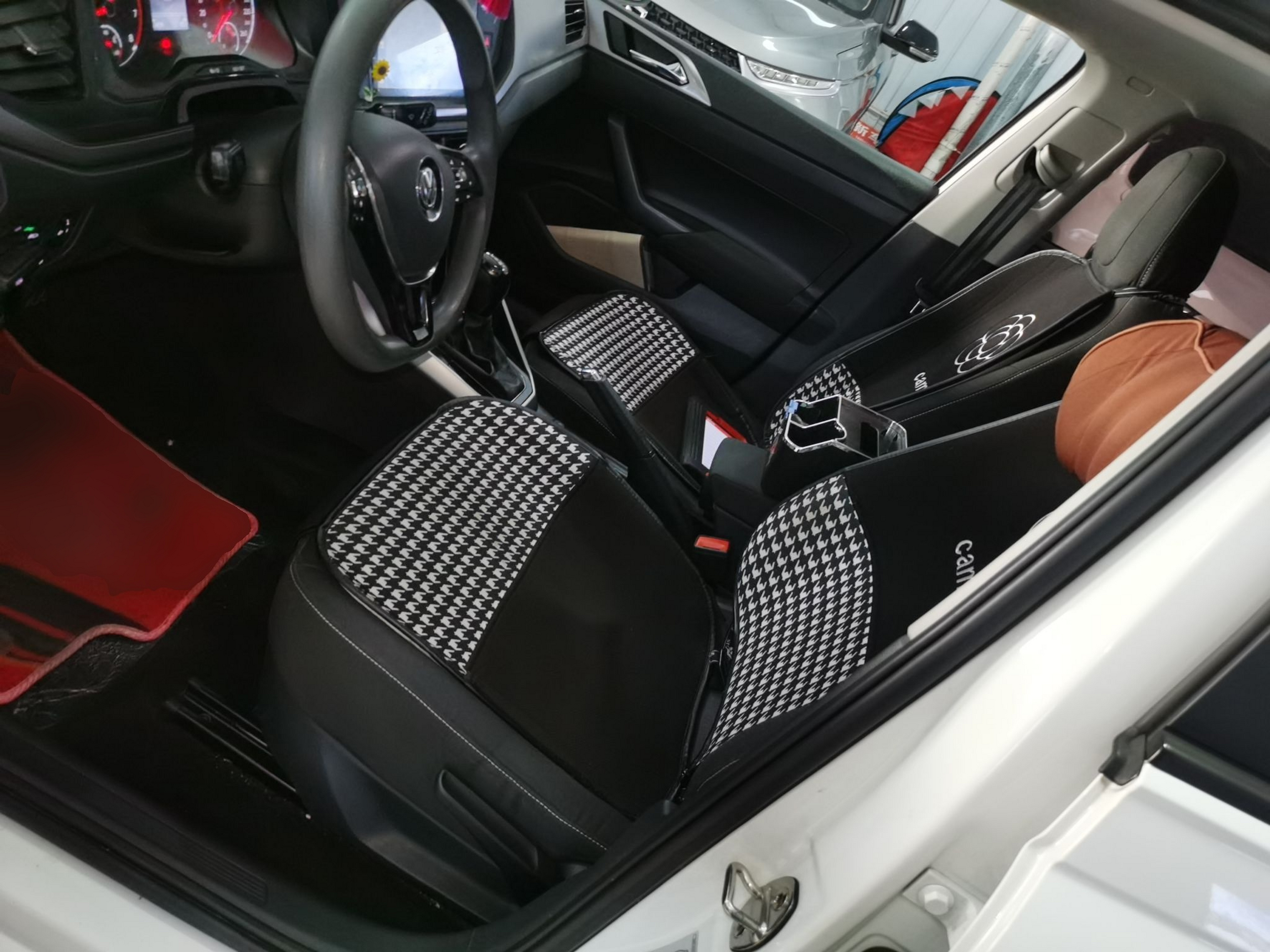 المقاعد الأمامية داخل السيارة