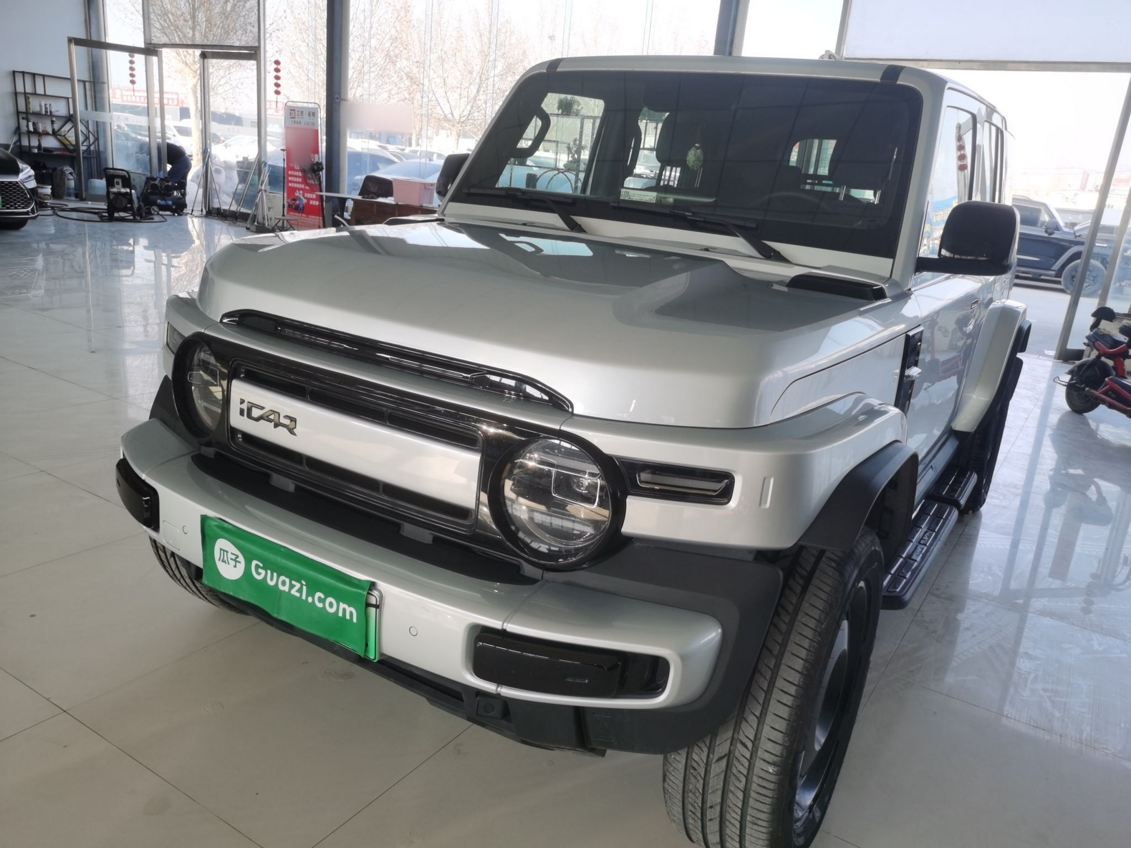 تحت مقدمة السيارة