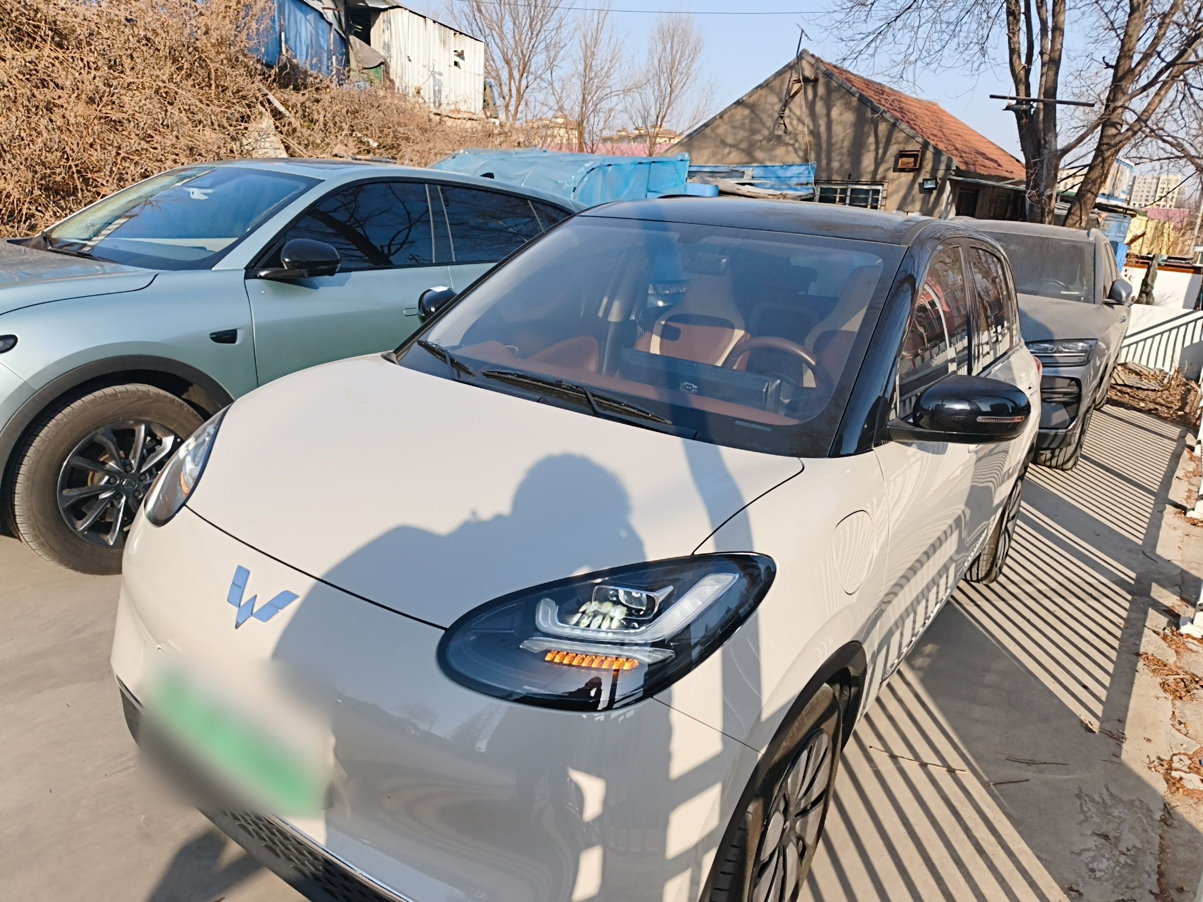 تحت مقدمة السيارة