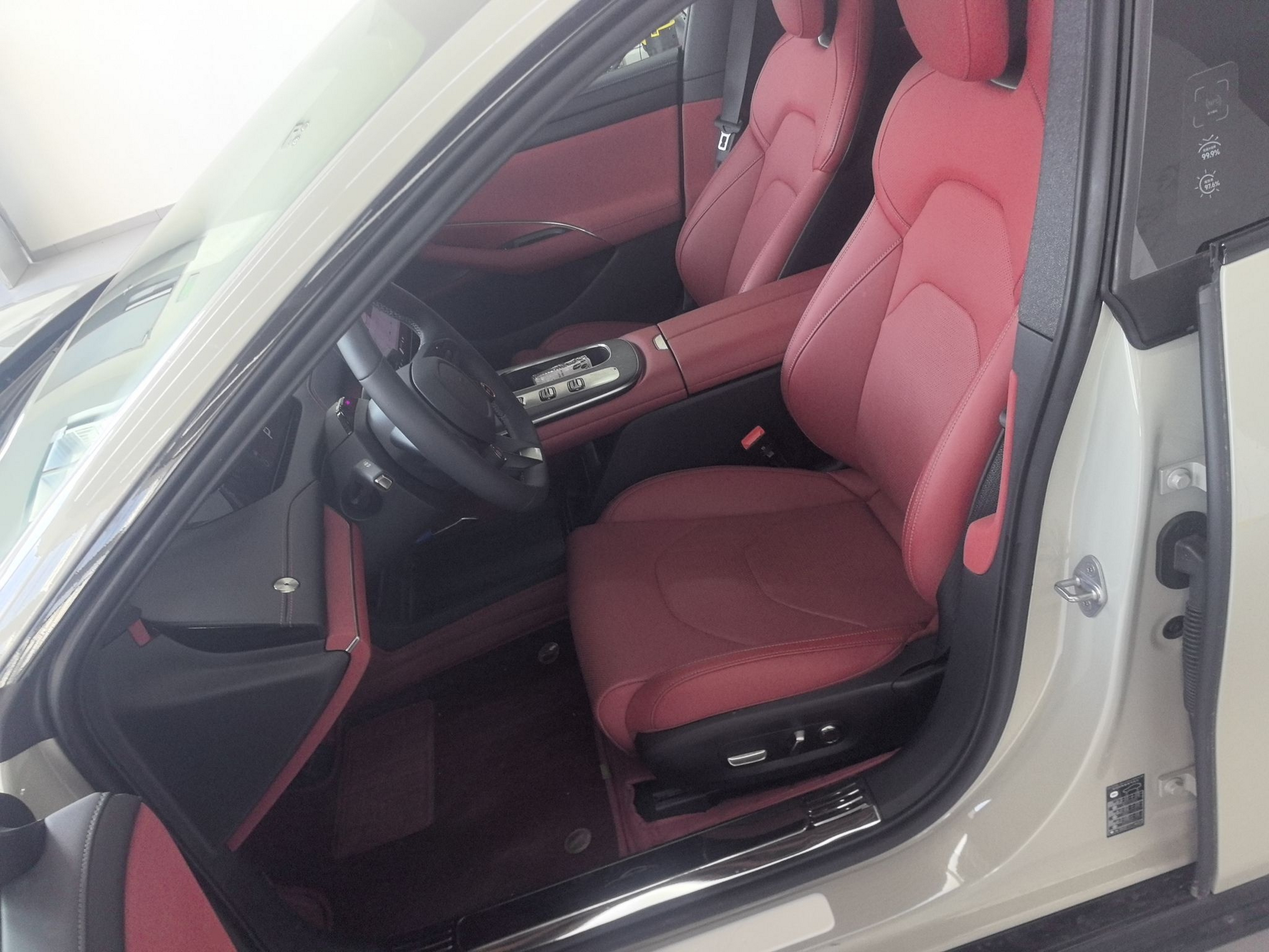 المقاعد الأمامية داخل السيارة