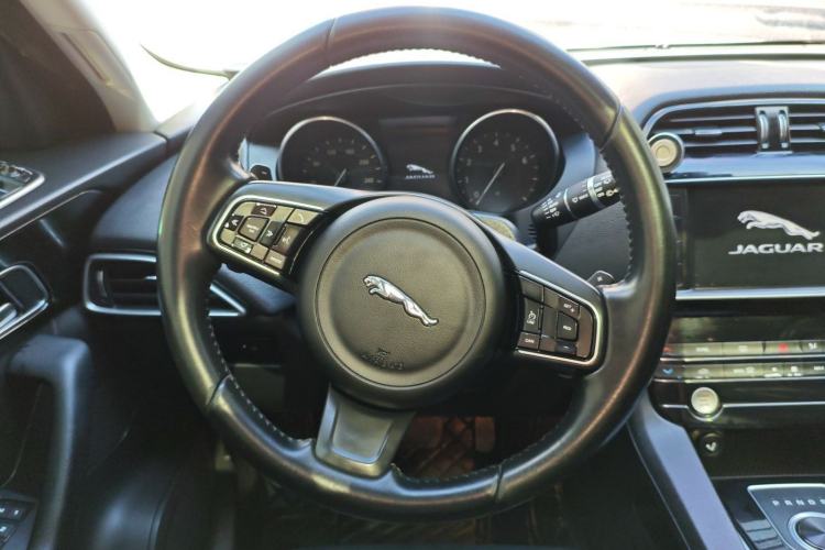 Used Jaguar F-PACE 2016 2.0T Two-Wheel Drive Urban Luxury Edition
