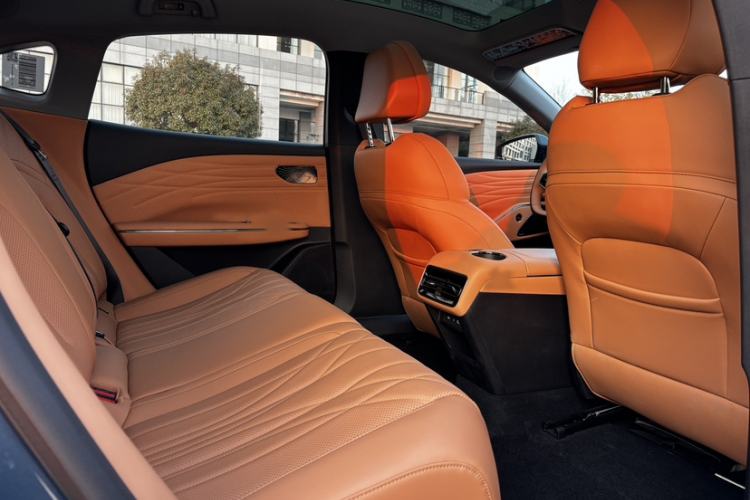 Used  Galaxy 8 2025 130km EM-i Deluxe Edition
