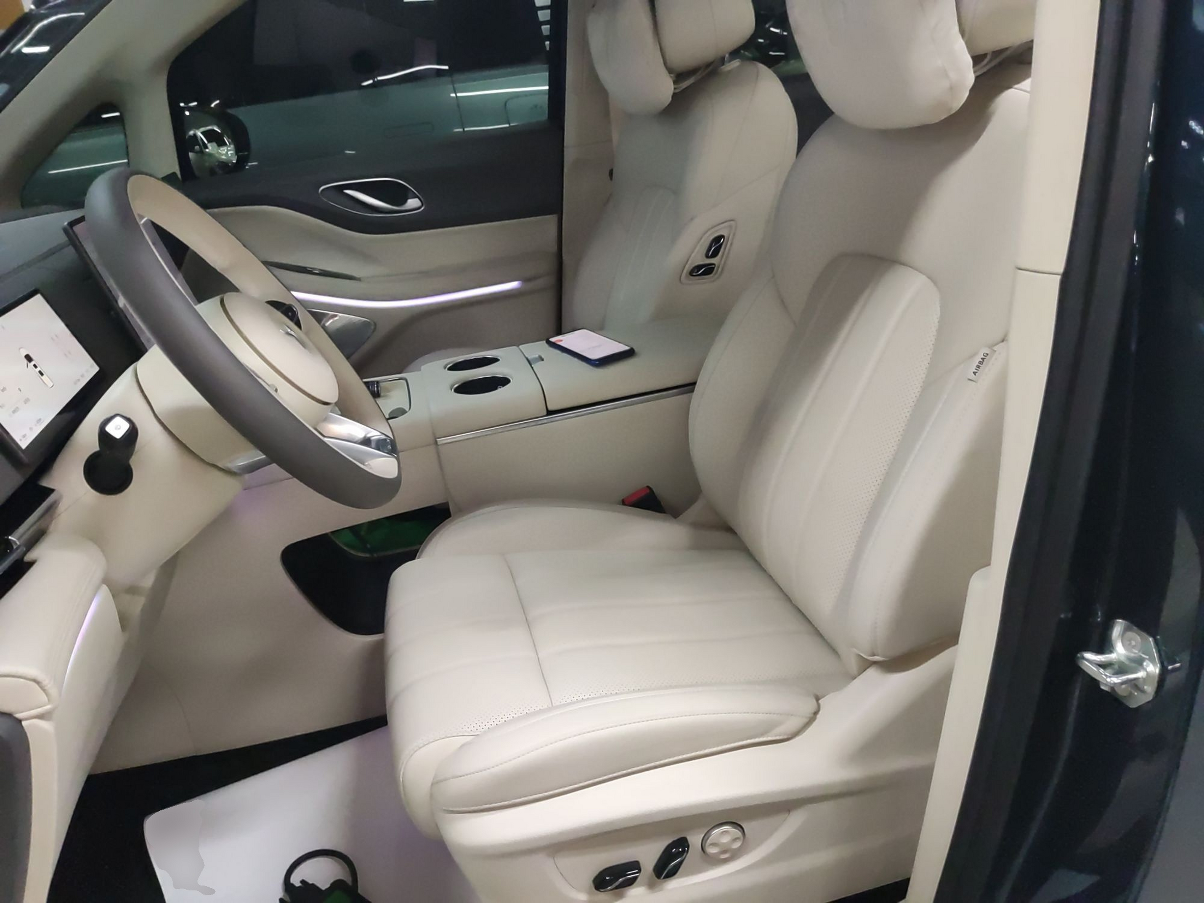 Переднее сиденье в автомобиле