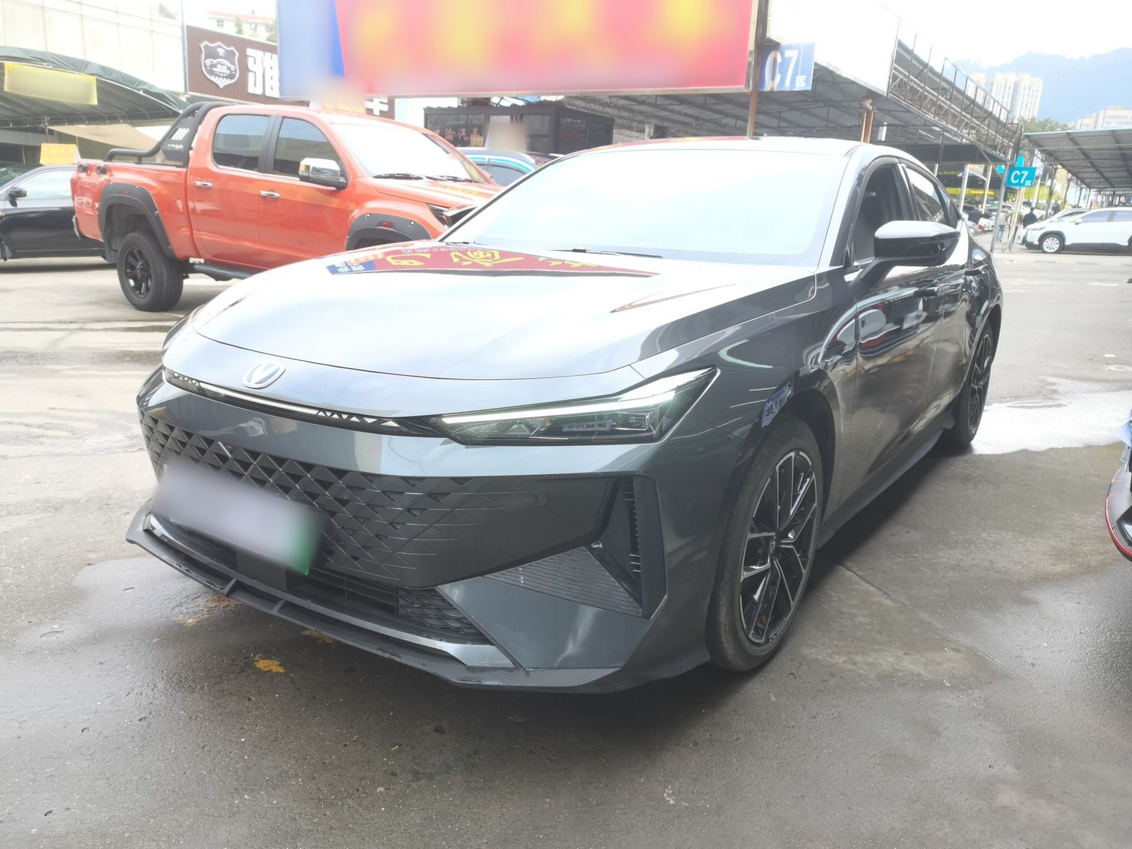 Под передней частью автомобиля