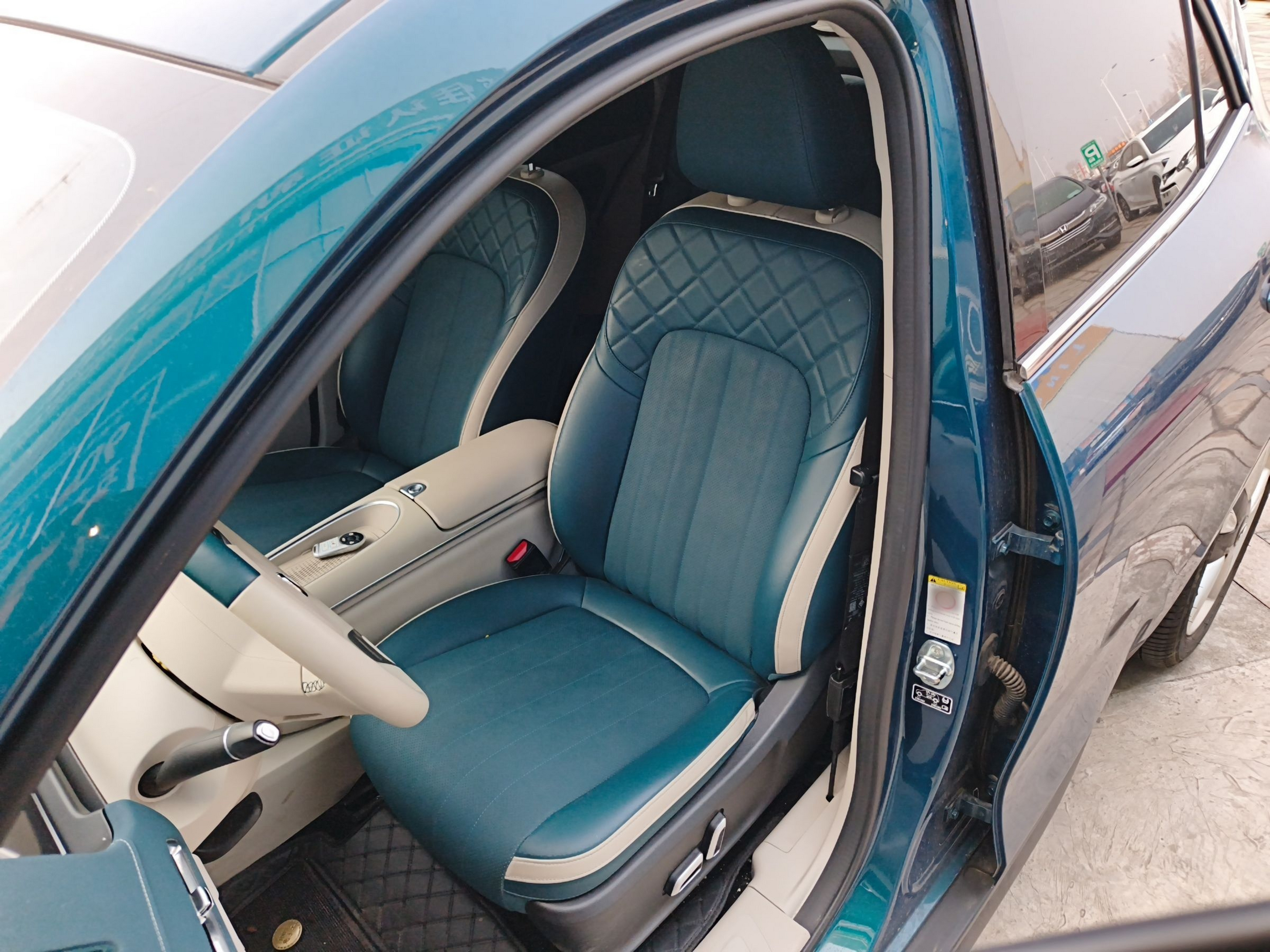 Переднее сиденье в автомобиле