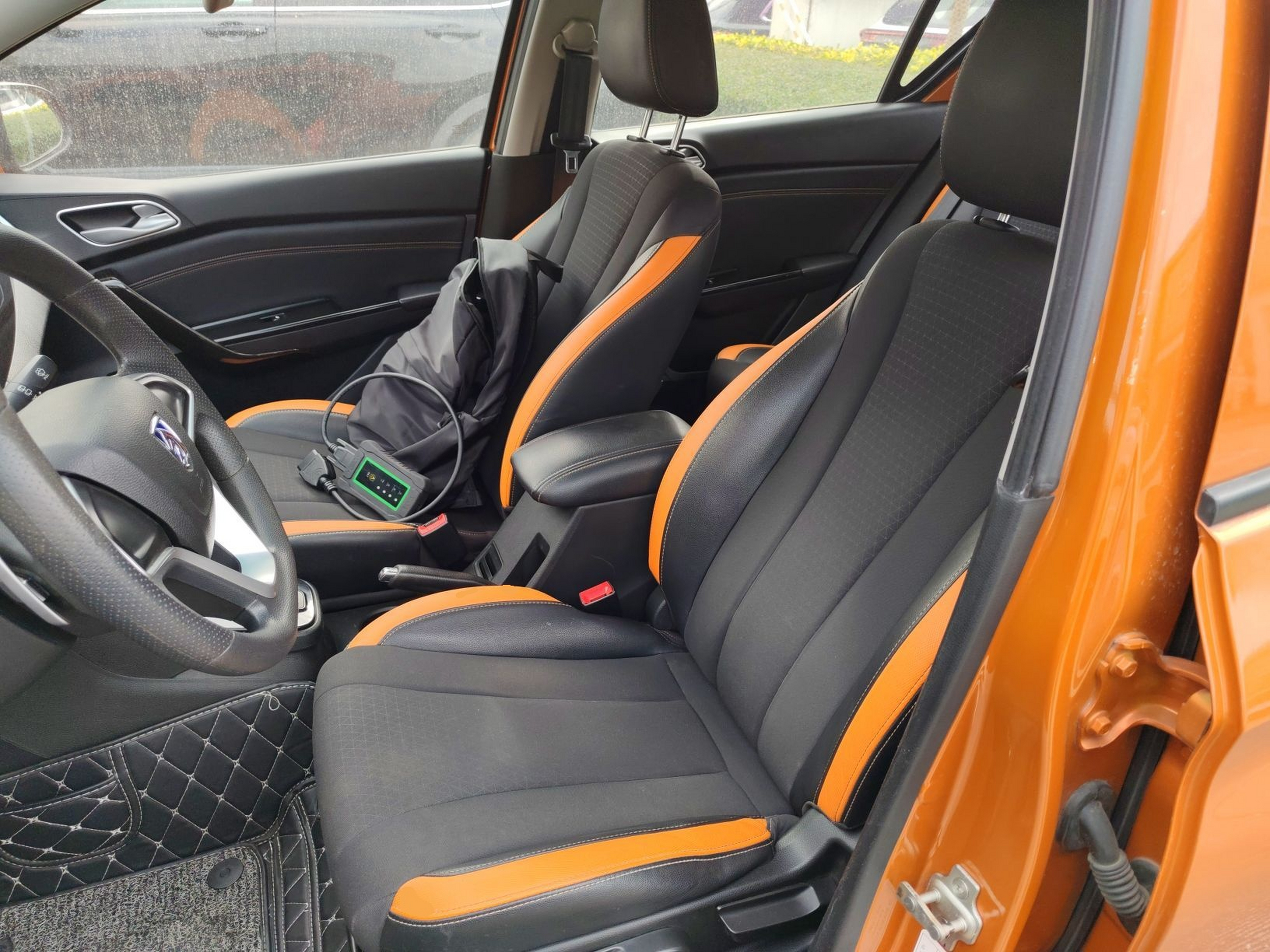 Переднее сиденье в автомобиле