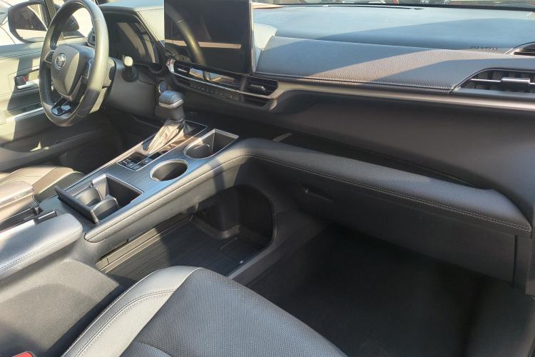 Used Toyota Sienna 2023 2.5L Hybrid Deluxe Edition