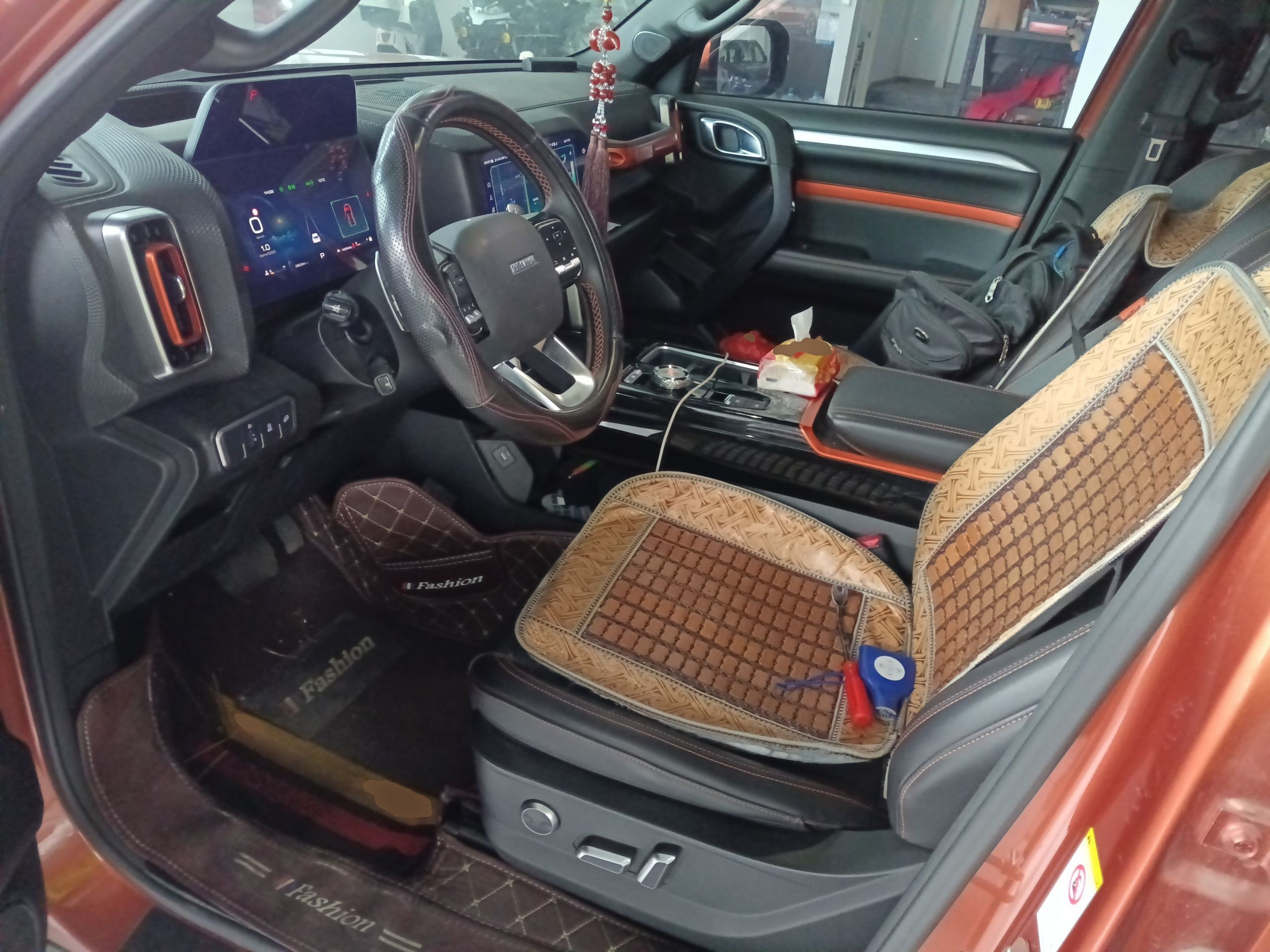 المقاعد الأمامية داخل السيارة