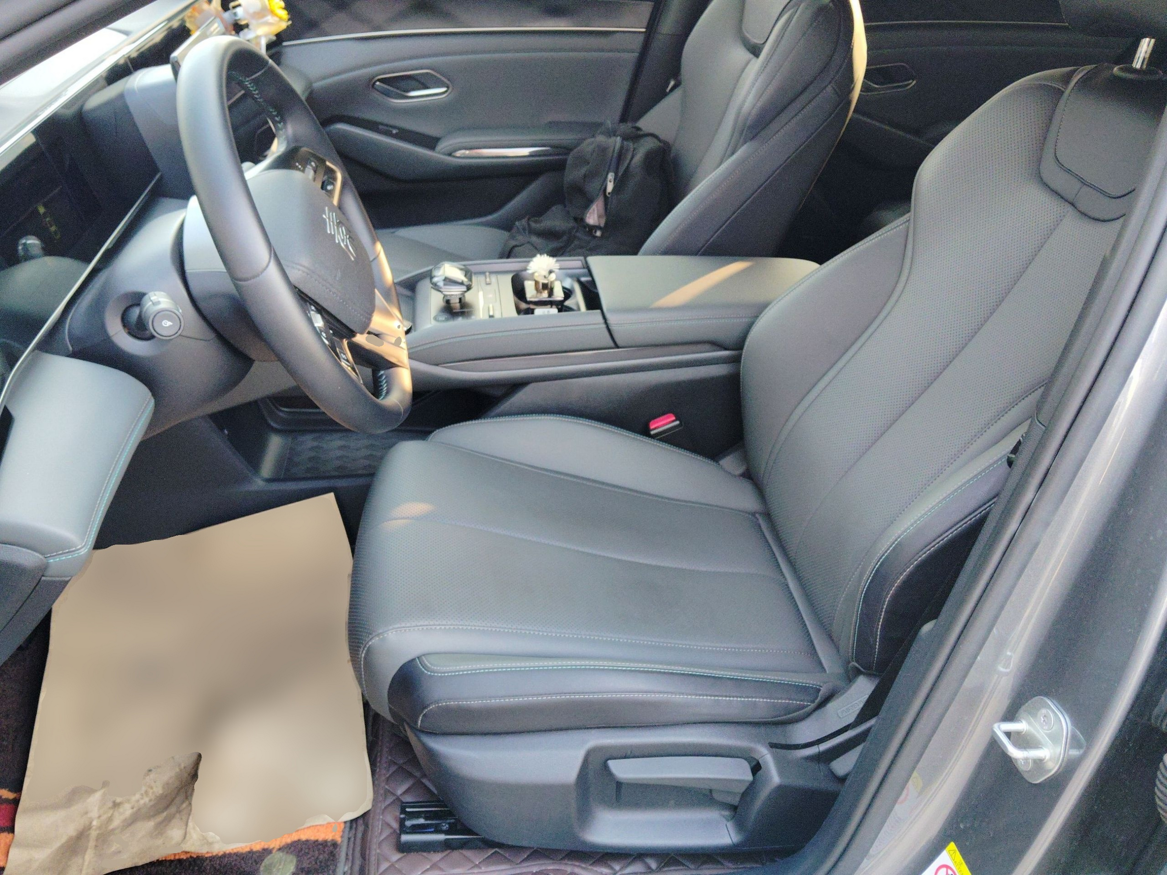 المقاعد الأمامية داخل السيارة