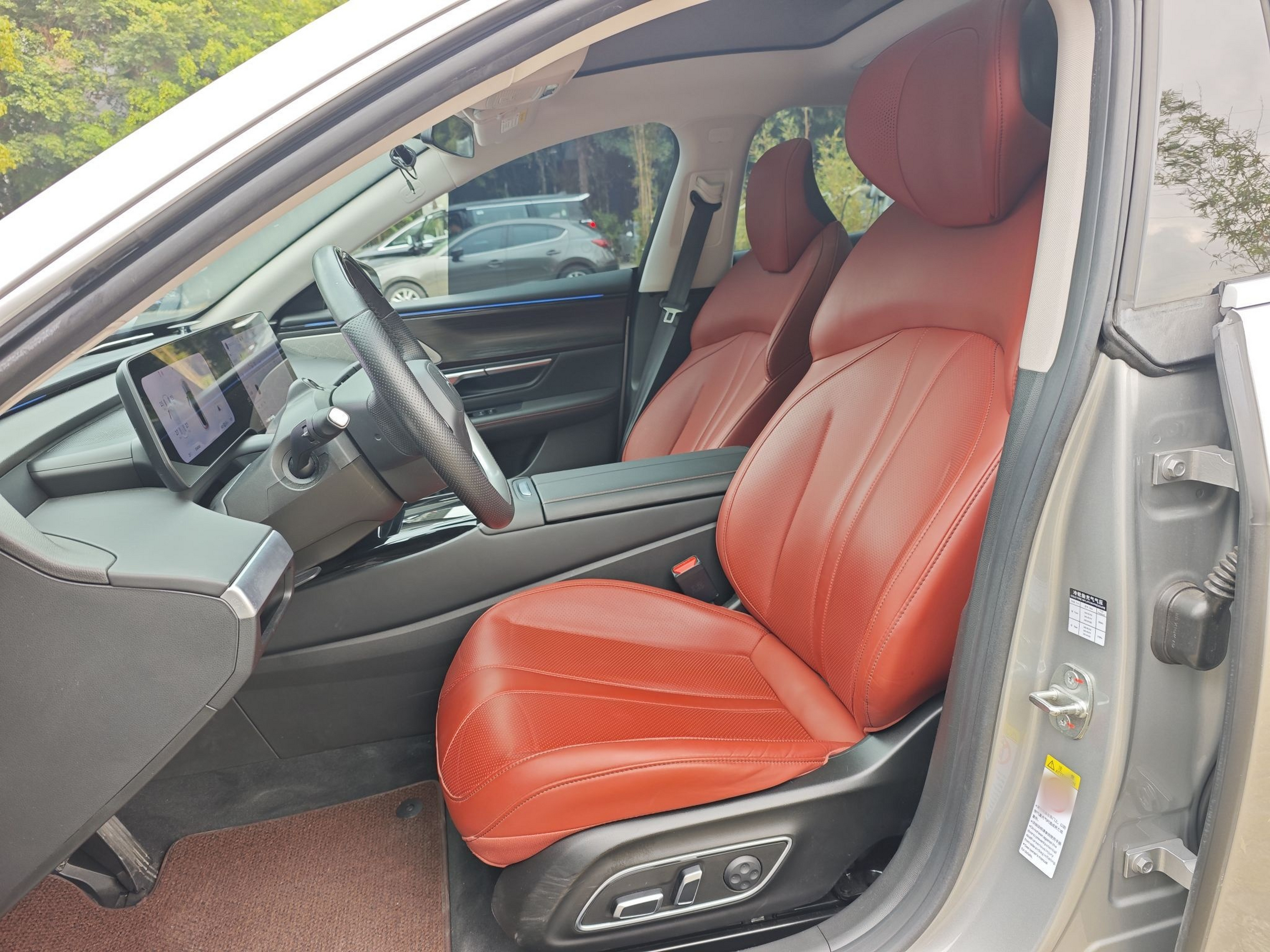 المقاعد الأمامية داخل السيارة